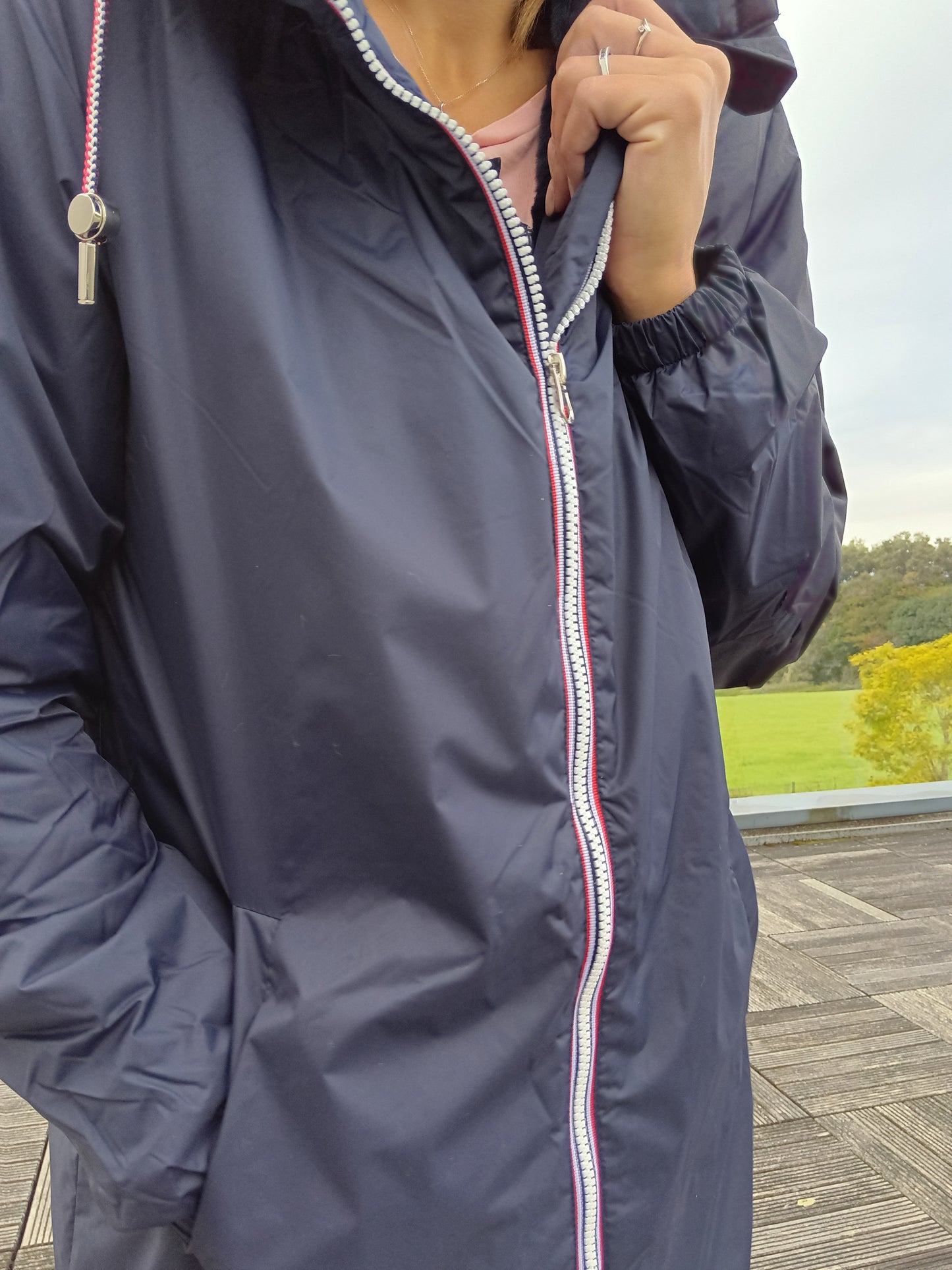 Laura Jo - Imperméable long fourré en fausse fourrure cordon tricolore couleur bleu marine - Curvy