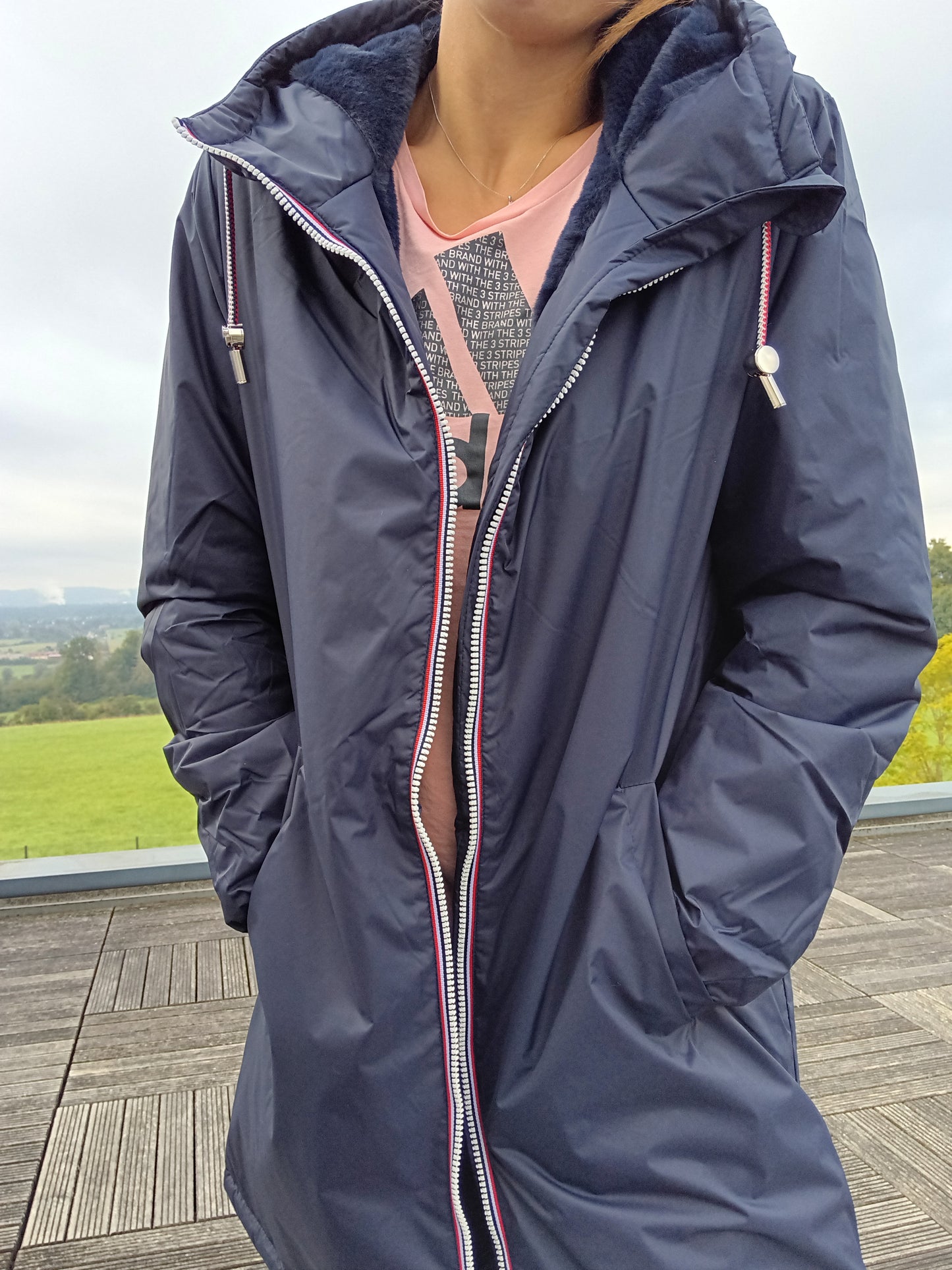 Laura Jo - Imperméable long fourré en fausse fourrure cordon tricolore couleur bleu marine - Curvy