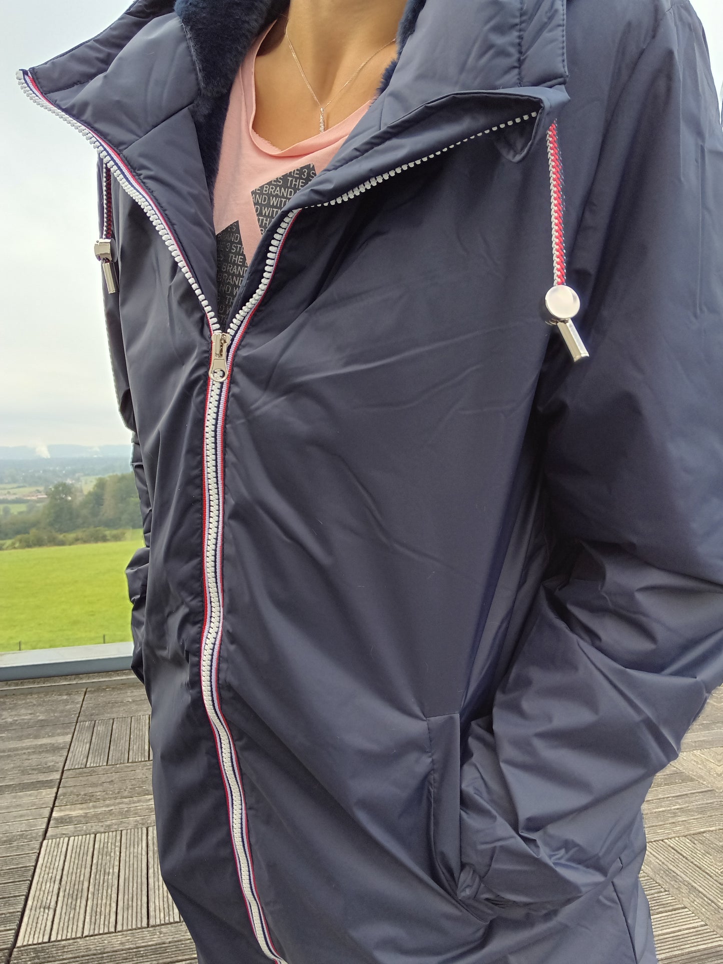 Laura Jo - Imperméable long fourré en fausse fourrure cordon tricolore couleur bleu marine - Curvy
