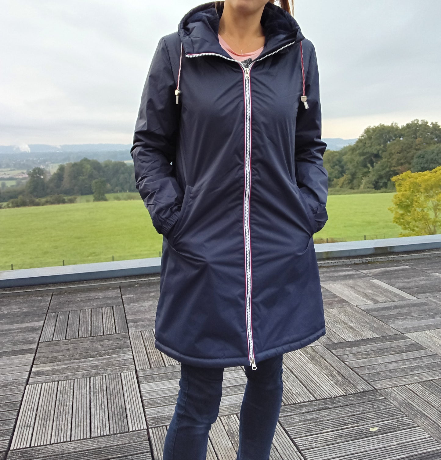 Laura Jo - Imperméable long fourré en fausse fourrure cordon tricolore couleur bleu marine - Curvy