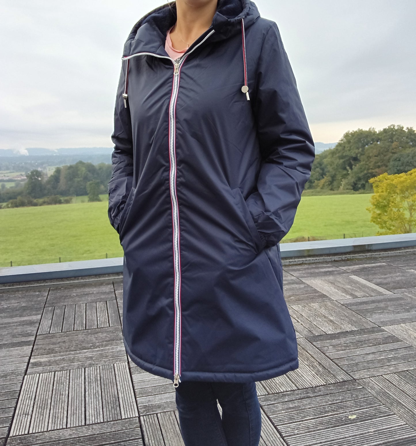 Laura Jo - Imperméable long fourré en fausse fourrure cordon tricolore couleur bleu marine - Curvy