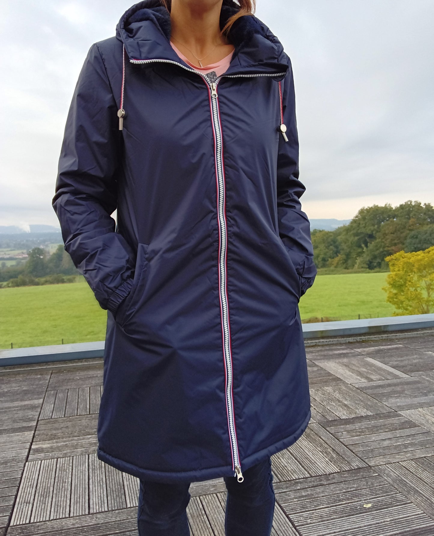 Laura Jo - Imperméable long fourré en fausse fourrure cordon tricolore couleur bleu marine - Curvy