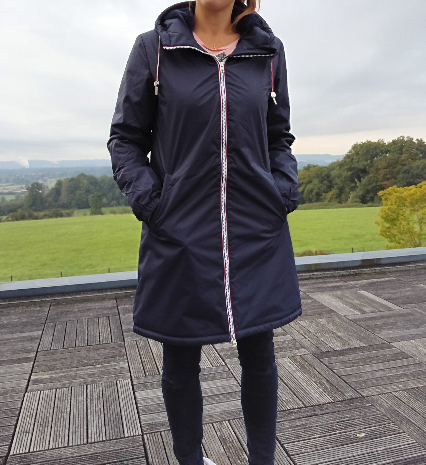 Laura Jo - Imperméable long fourré en fausse fourrure cordon tricolore couleur bleu marine - Curvy