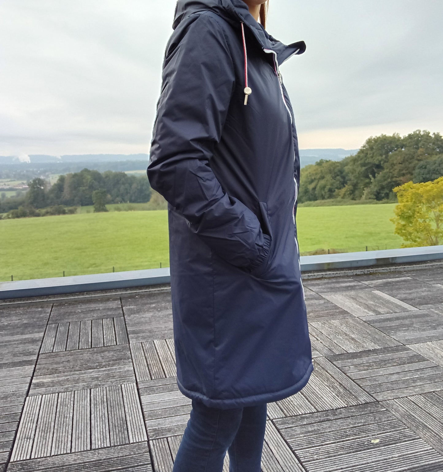 Laura Jo - Imperméable long fourré en fausse fourrure cordon tricolore couleur bleu marine - Curvy