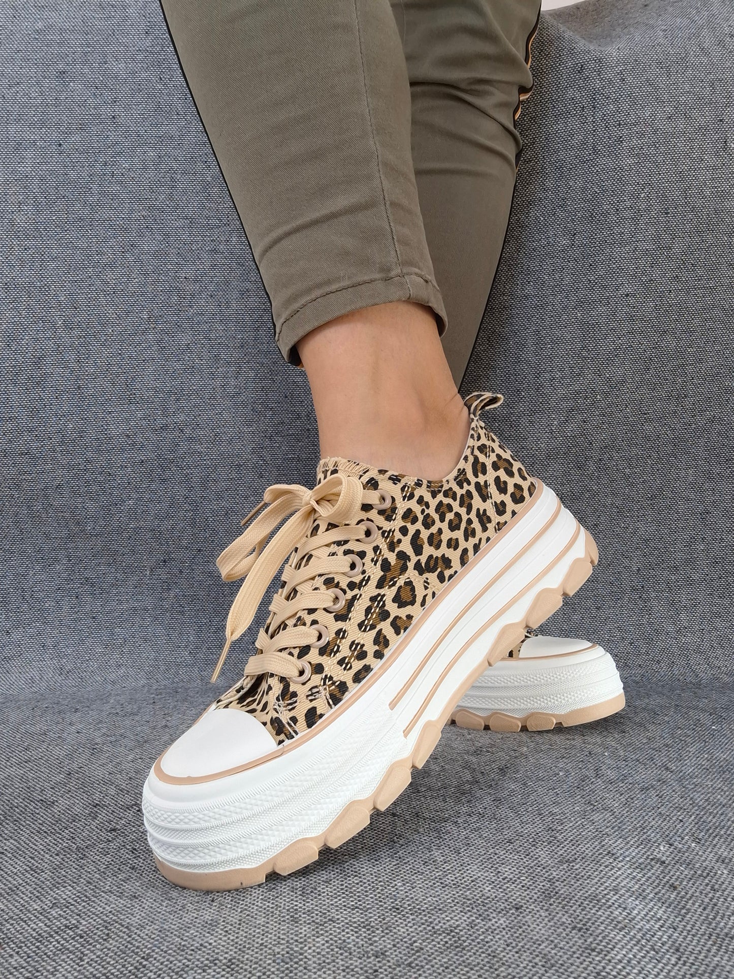 Chaussures baskets beiges et blanches motif léopard semelles plate-forme style converse