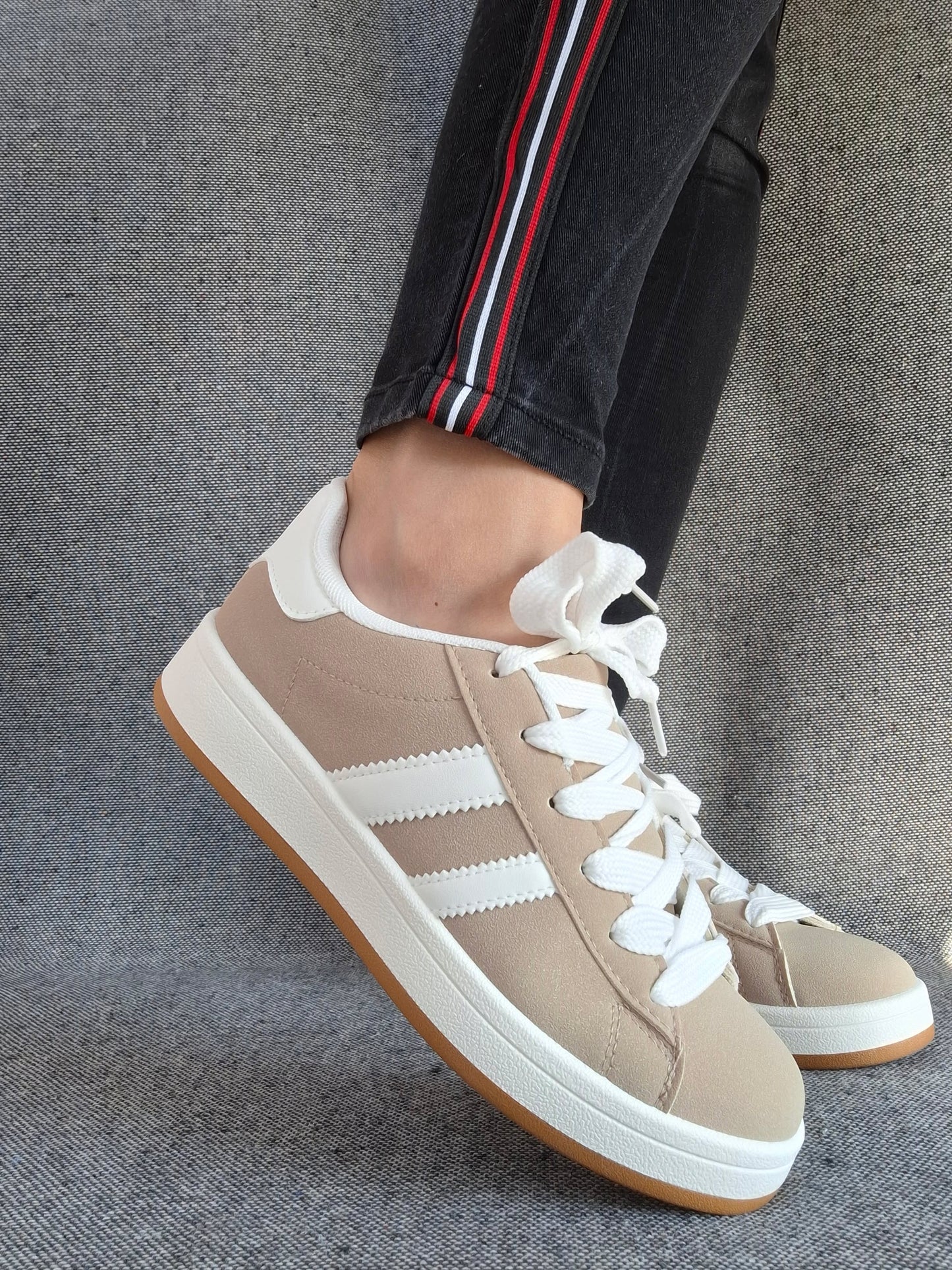 Chaussures baskets basses taupe avec bandes blanches style campus