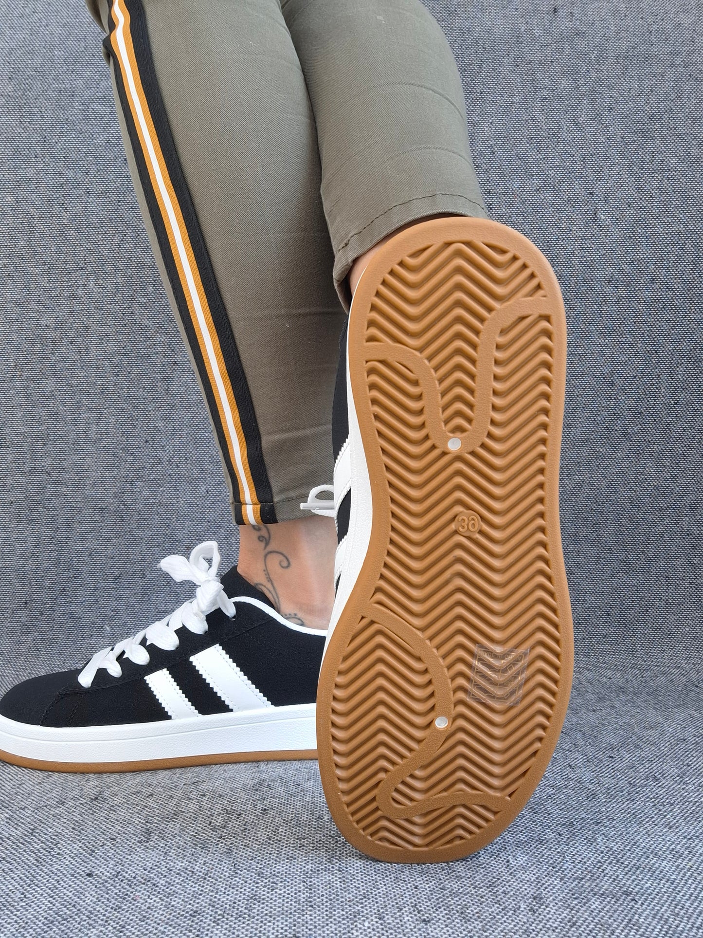 Chaussures baskets basses noires à rayures blanches style sneakers campus