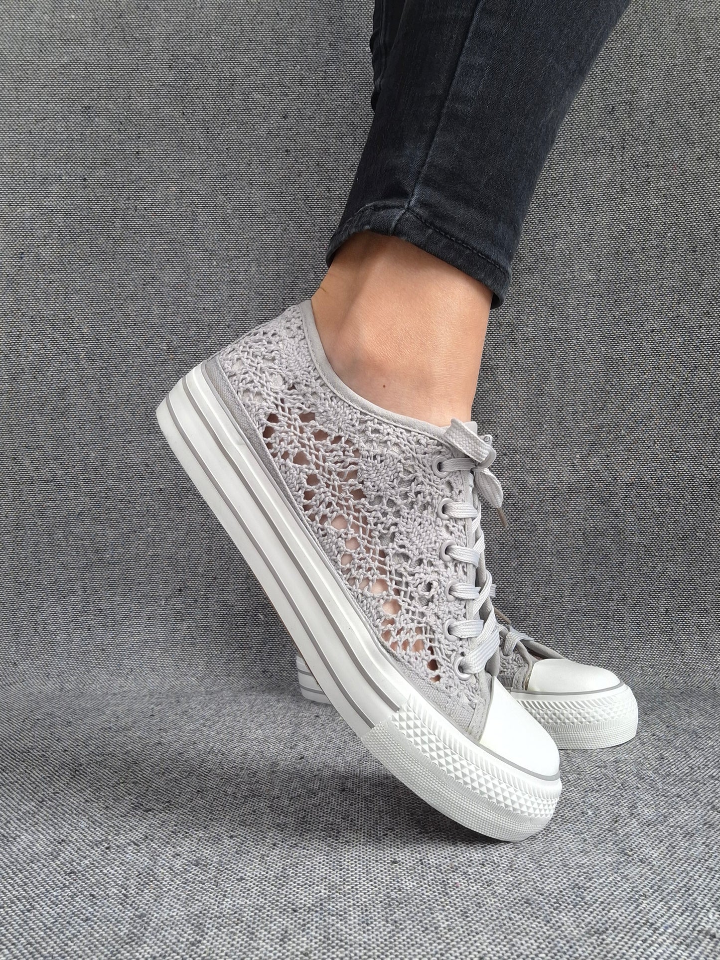 Chaussures baskets basses à dentelle grise en tissu style converse