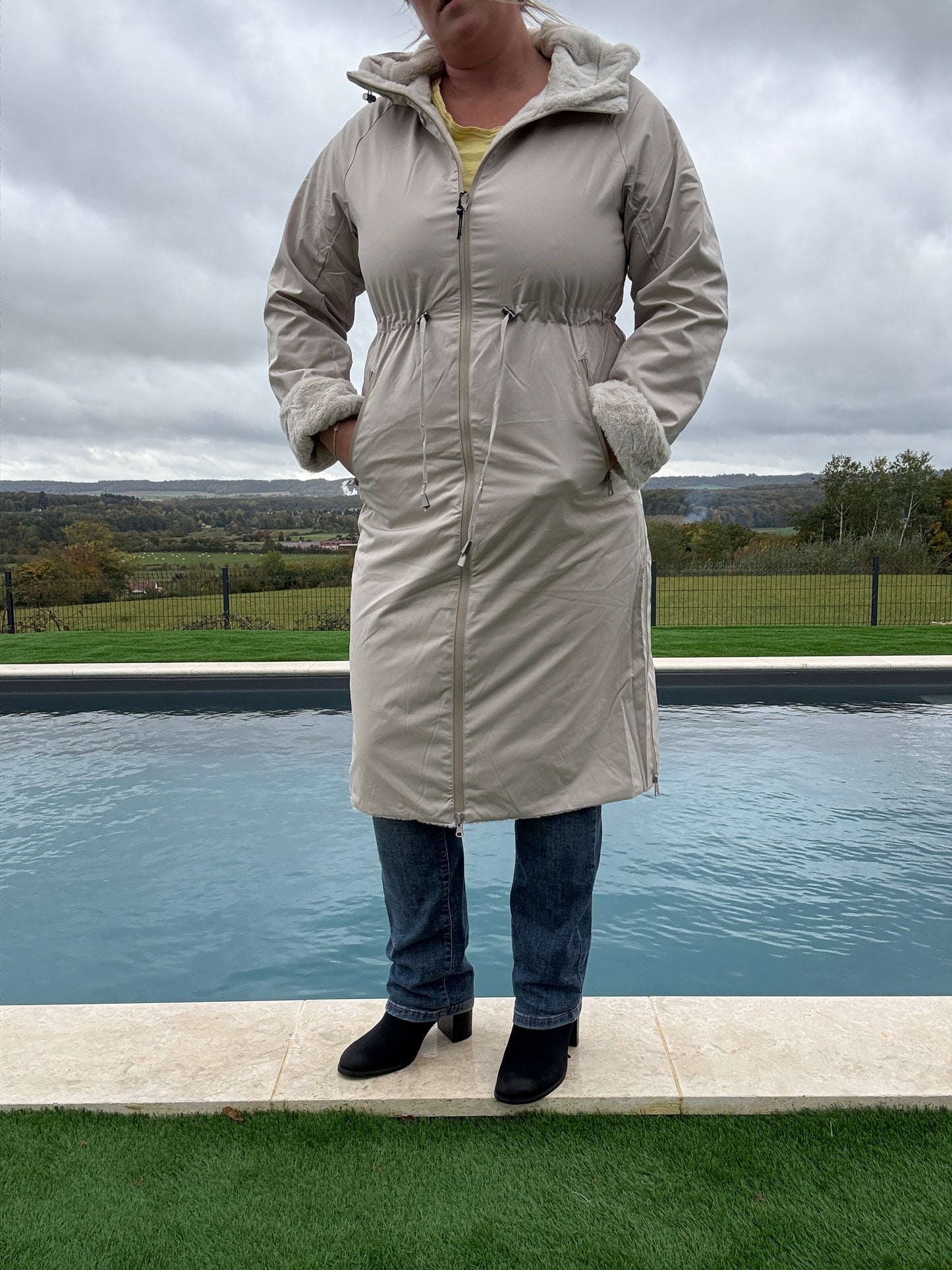 Melya Melody - Manteau long réversible blanc crème fausse fourrure avec capuche et cordons de serrage à la taille