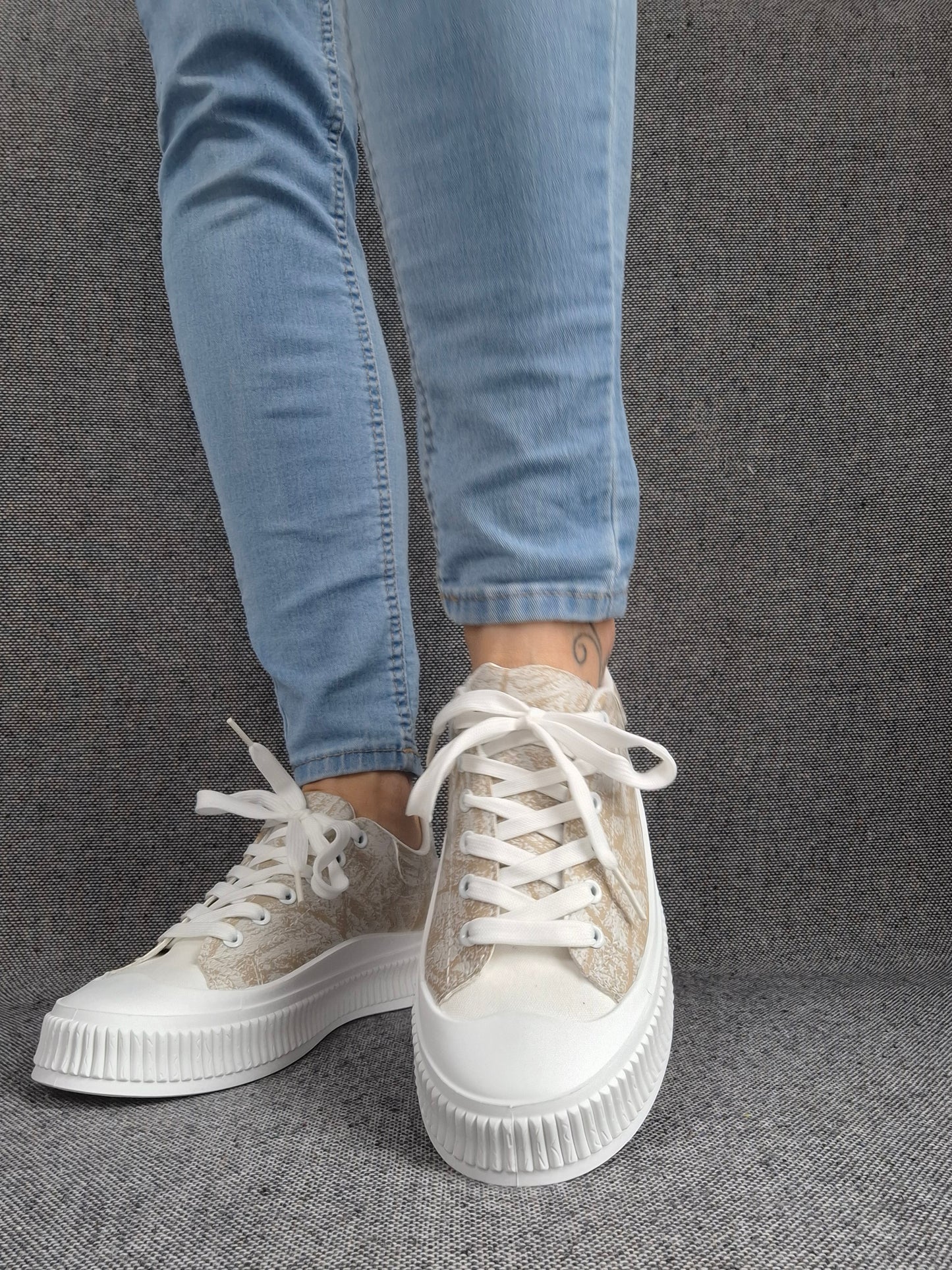 Chaussures baskets basses en simili beige strié et blanc type converse