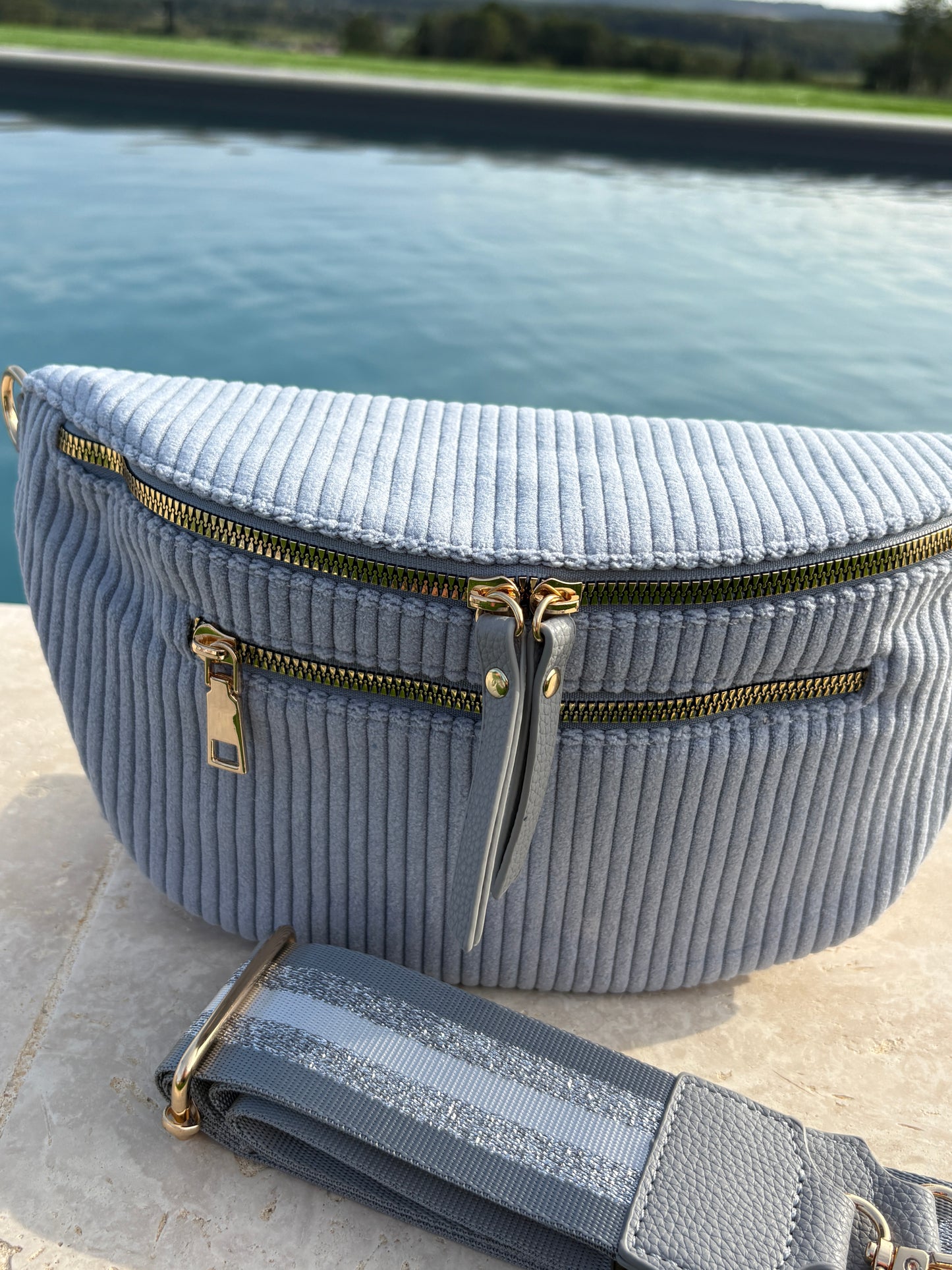 Sac banane XL velours côtelé 2 poches bleu ciel sangle fantaisie