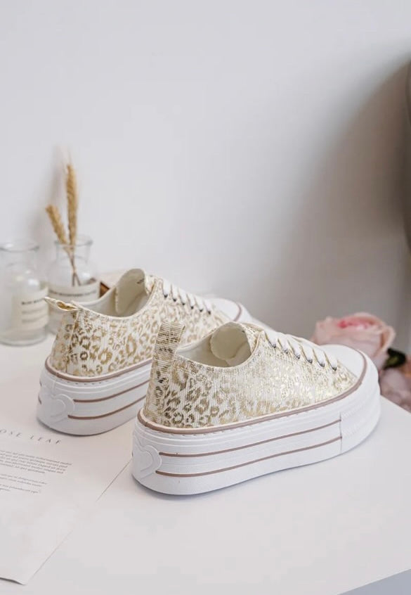 Chaussures baskets basses semelle compensée tissu motif léopard doré style converse