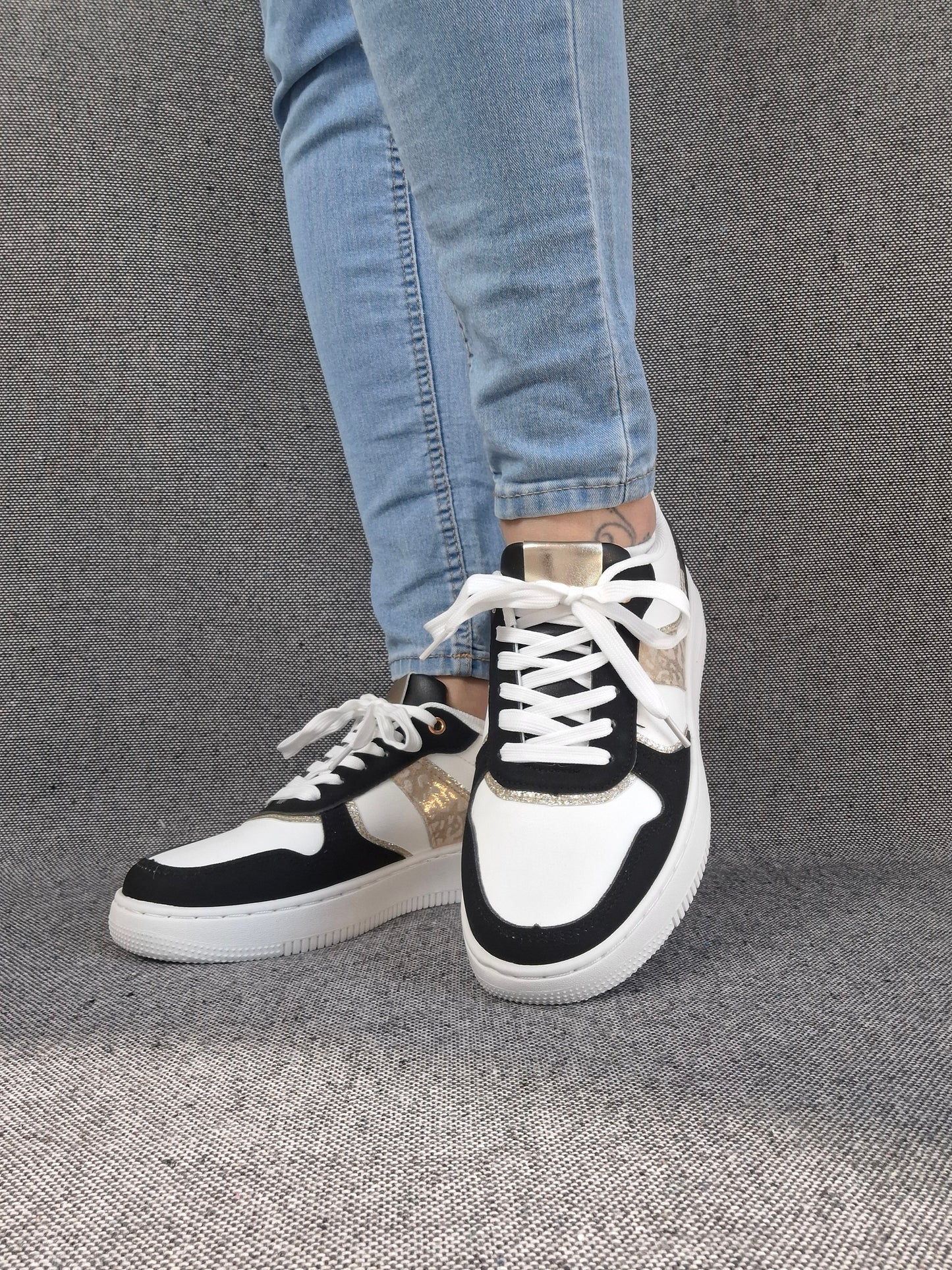 Chaussures baskets blanches et noirs details dorés style sneakers