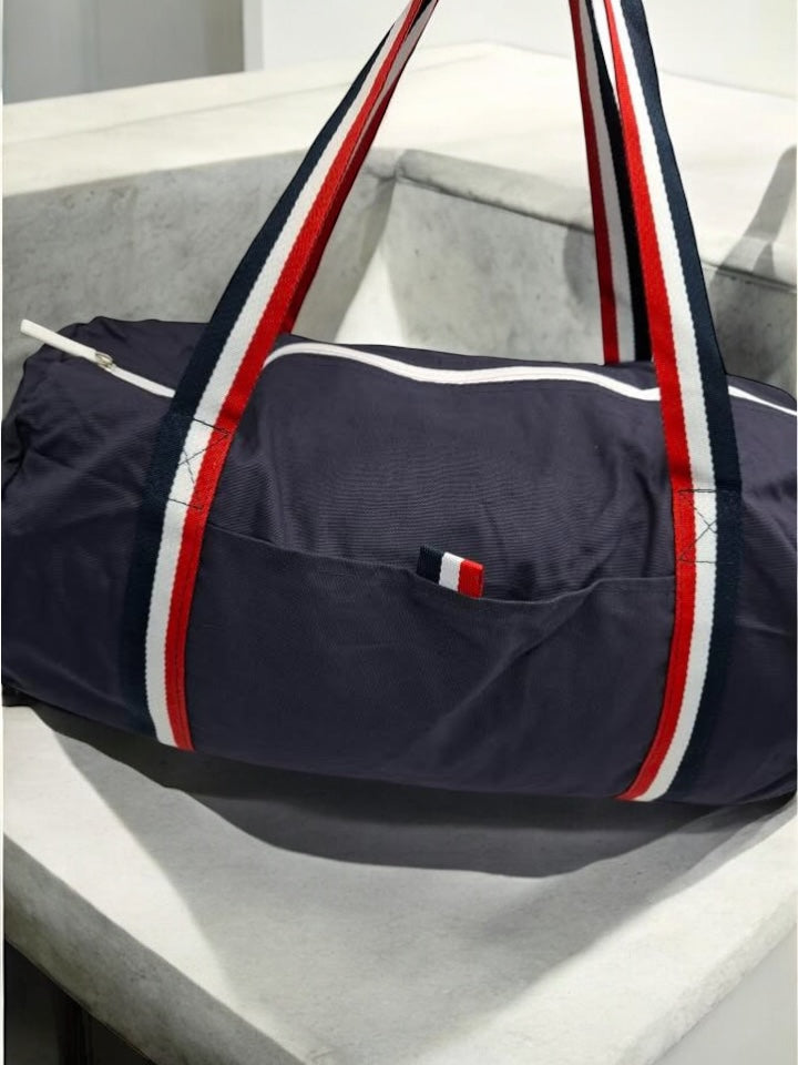 Sac polochon en tissu coton léger bleu marine détails rayés tricolores