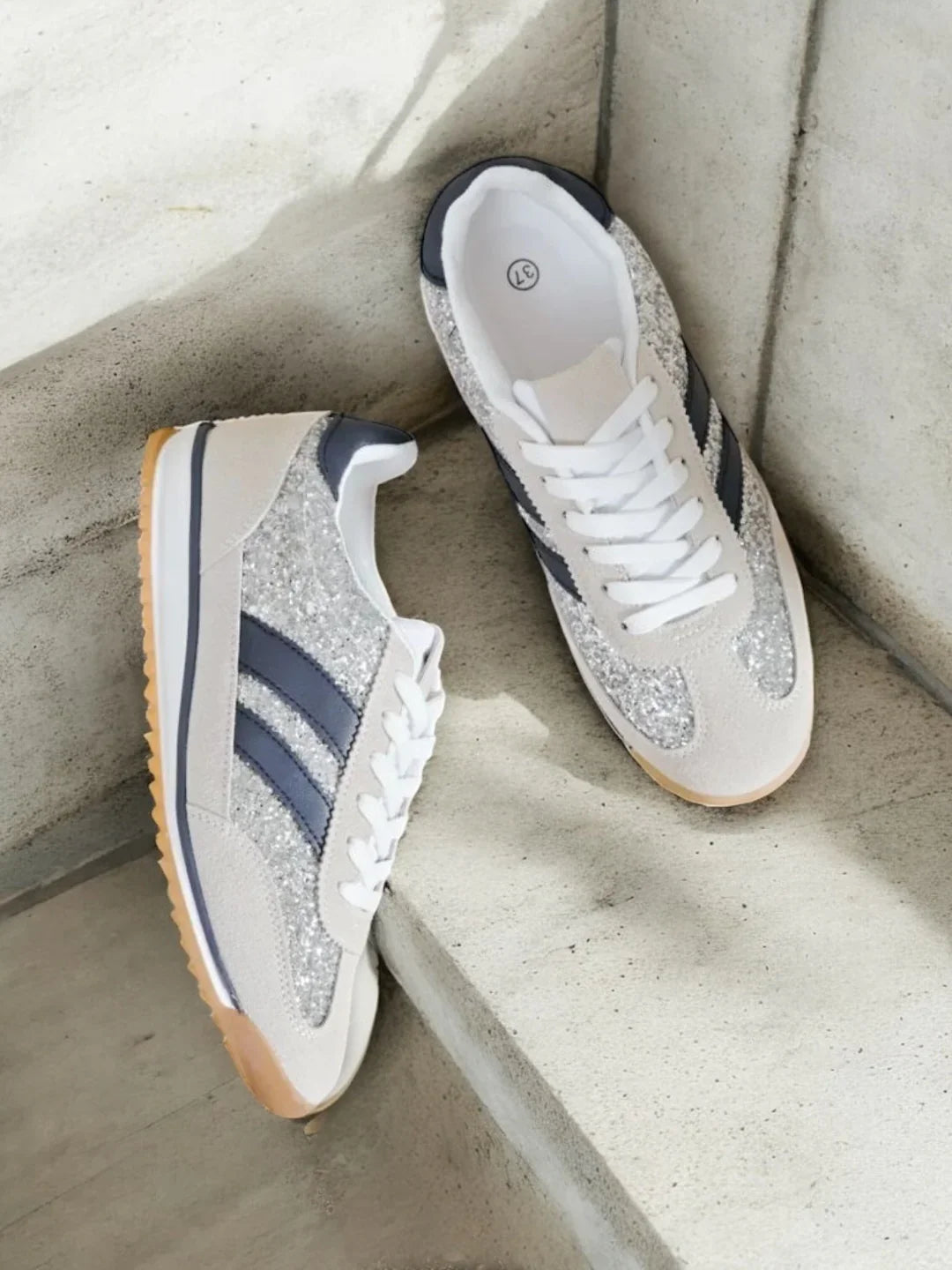 Chaussures baskets basses gris pailleté avec des rayures bleu marine style sneakers