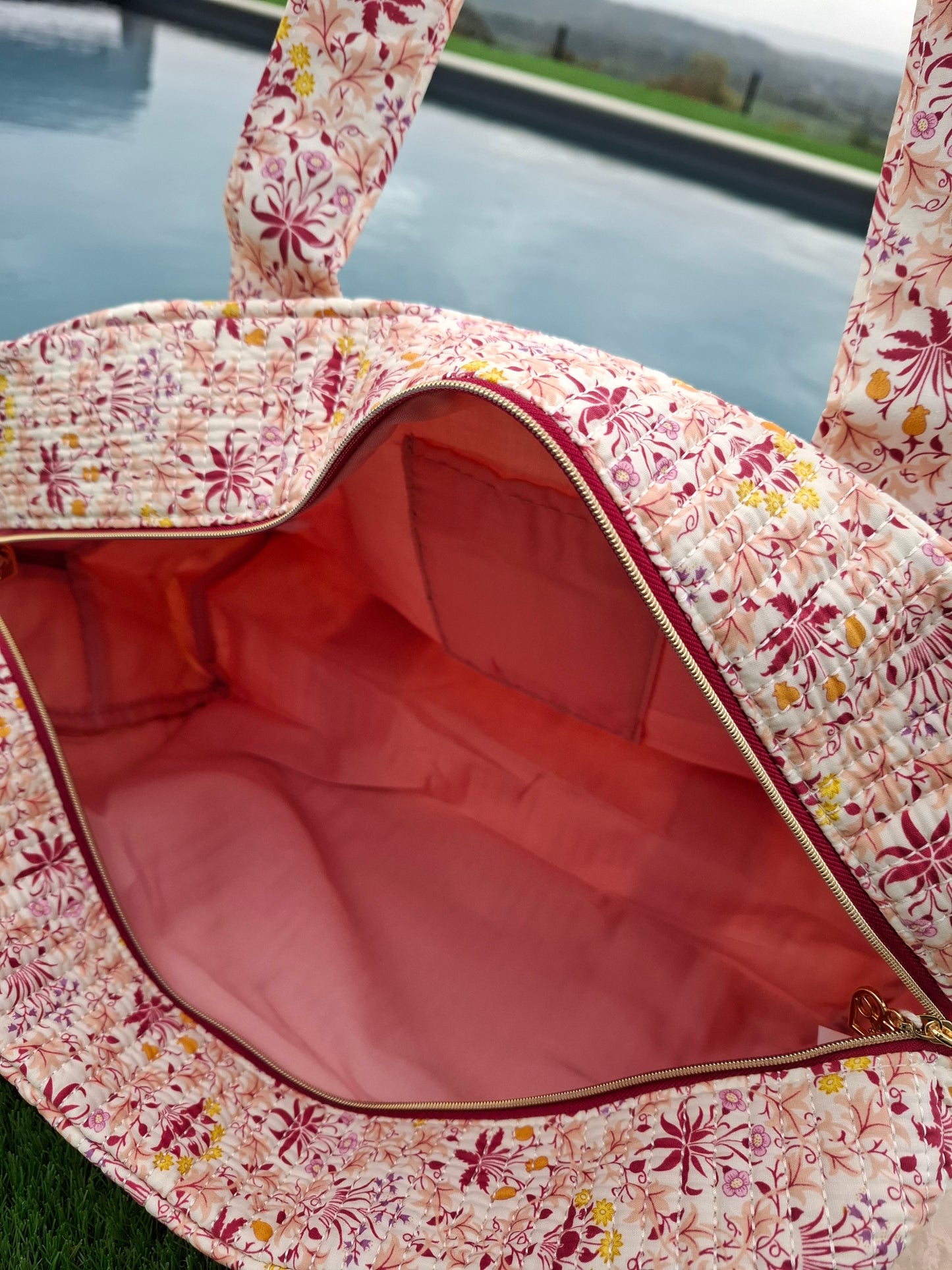 Sac week-end polochon en coton matelassé rose liberty fleuris nuances de rose, de jaune et de blanc