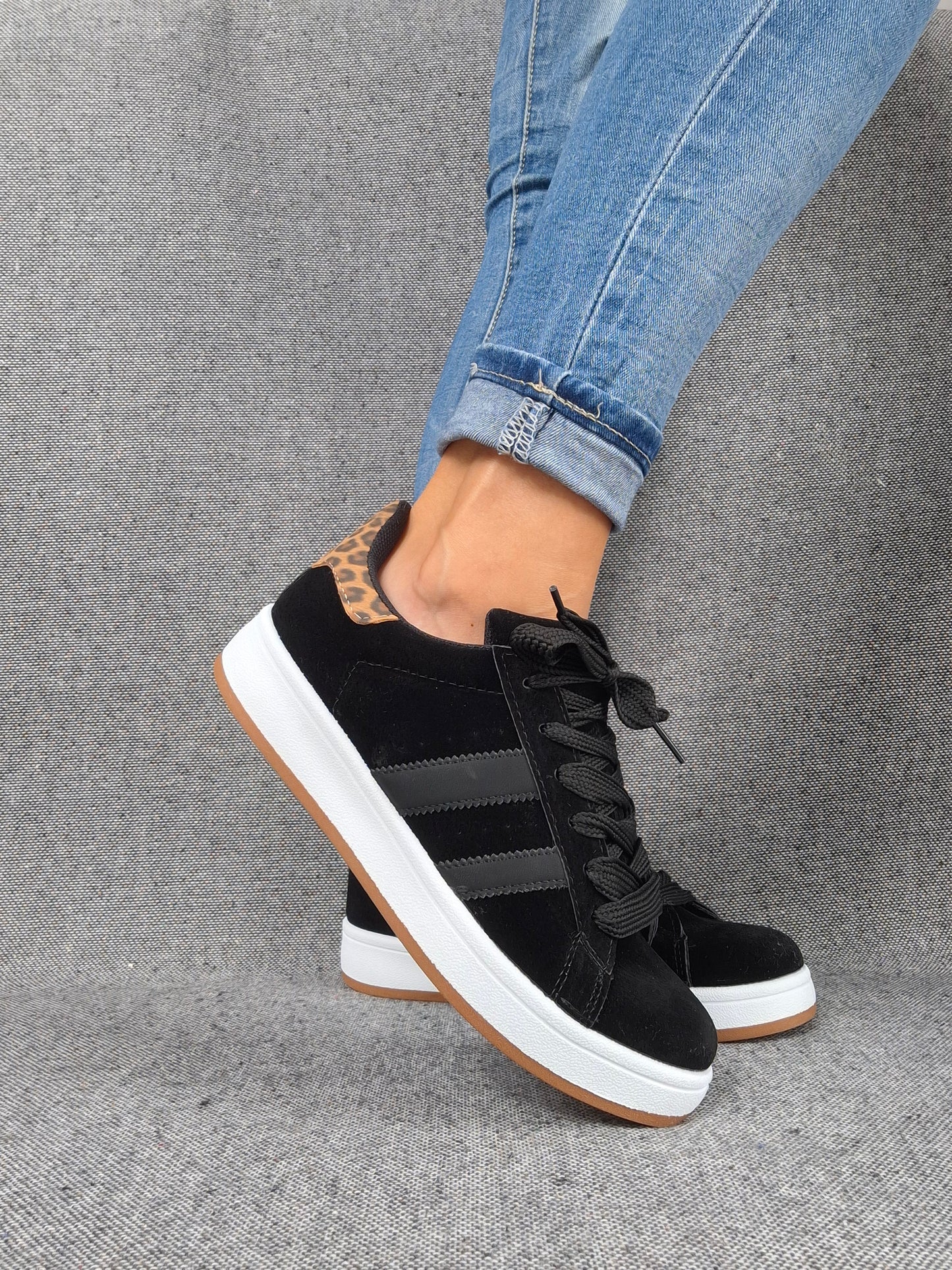 Chaussures baskets basses noires rayures noires motif léopard style campus