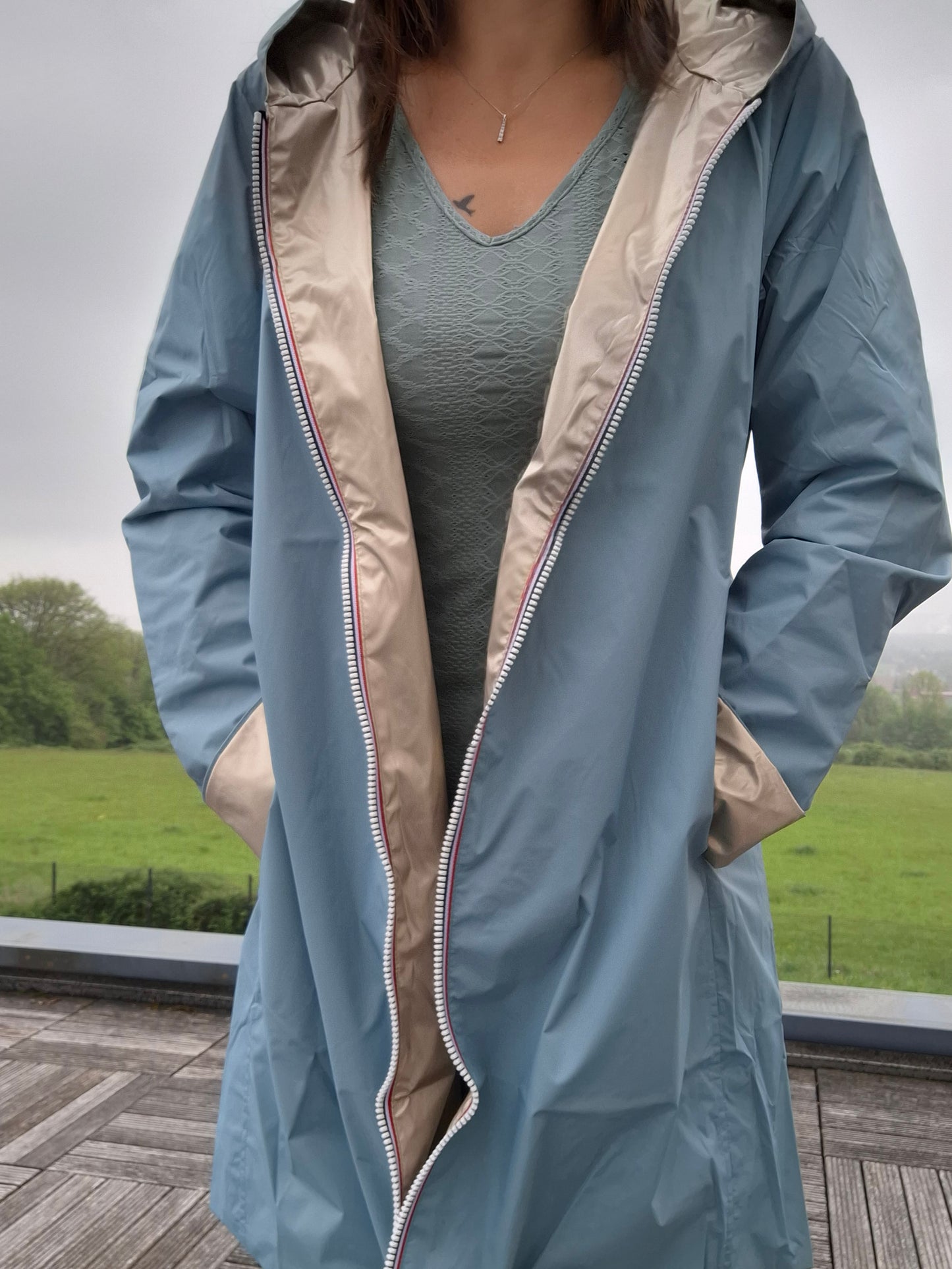 Laura Jo - Imperméable réversible long sans garnissage ouate couleur bleu ciel/doré