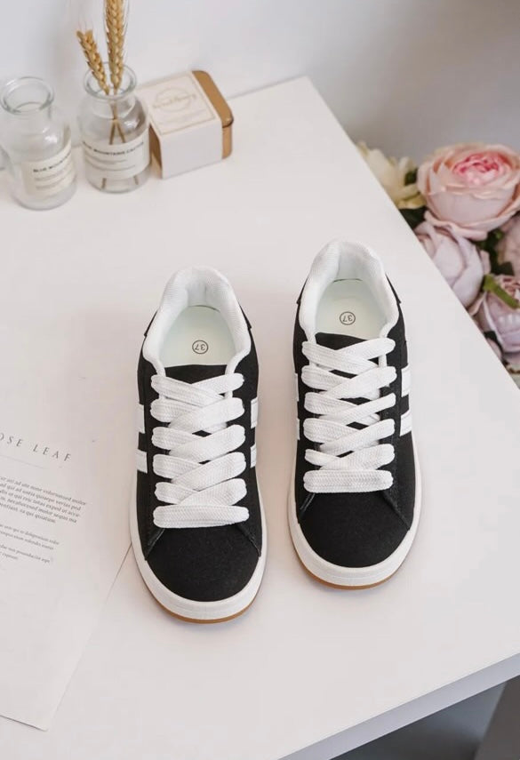 Chaussures baskets basses noires à rayures blanches style sneakers campus