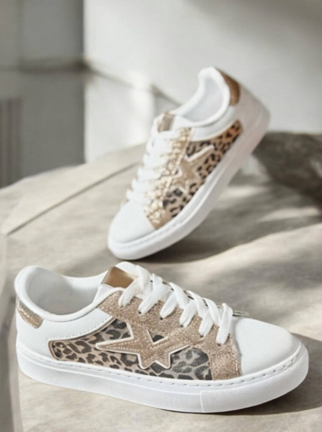 Chaussures baskets blanches beige motif léopard étoile style sneakers