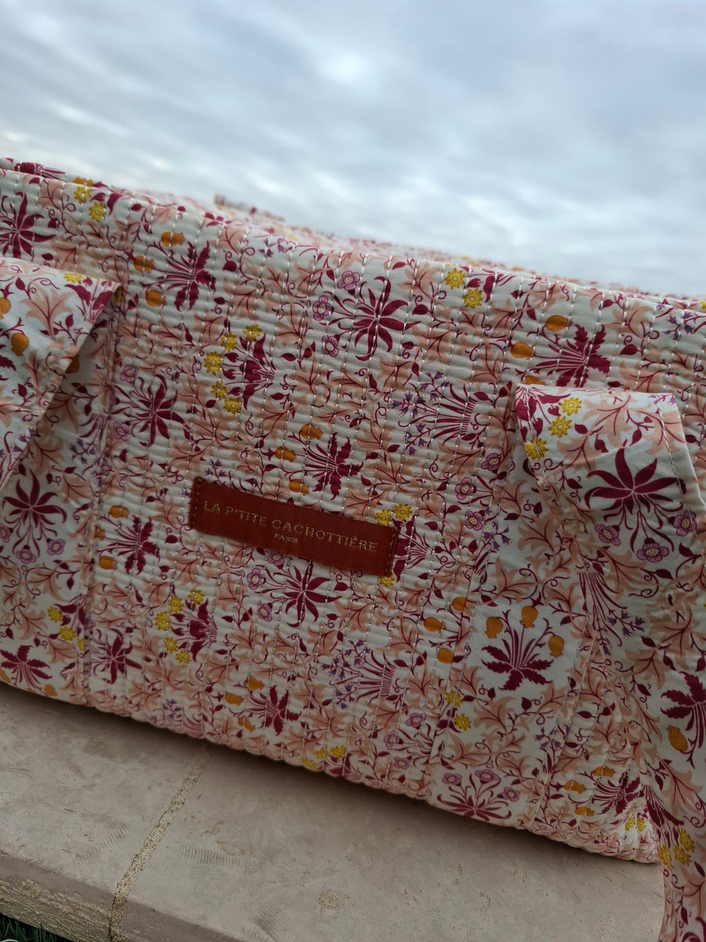 Sac week-end polochon en coton matelassé rose liberty fleuris nuances de rose, de jaune et de blanc