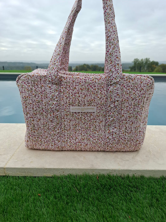 Sac week-end polochon en coton matelassé rose pâle liberty motifs cerises