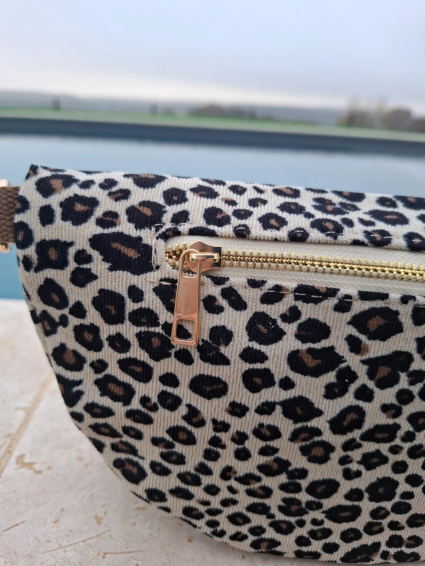 Riñonera de pana beige con estampado de leopardo negro y marrón