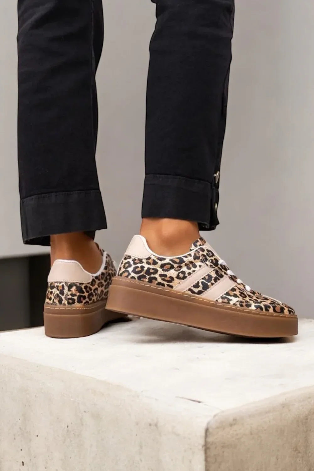 Chaussure baskets basses légèrement compensées motifs léopard avec deux bandes beige style campus