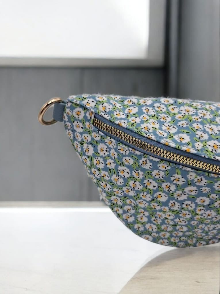 Sac banane en tissu coton liberty bleu motif fleuri blanc