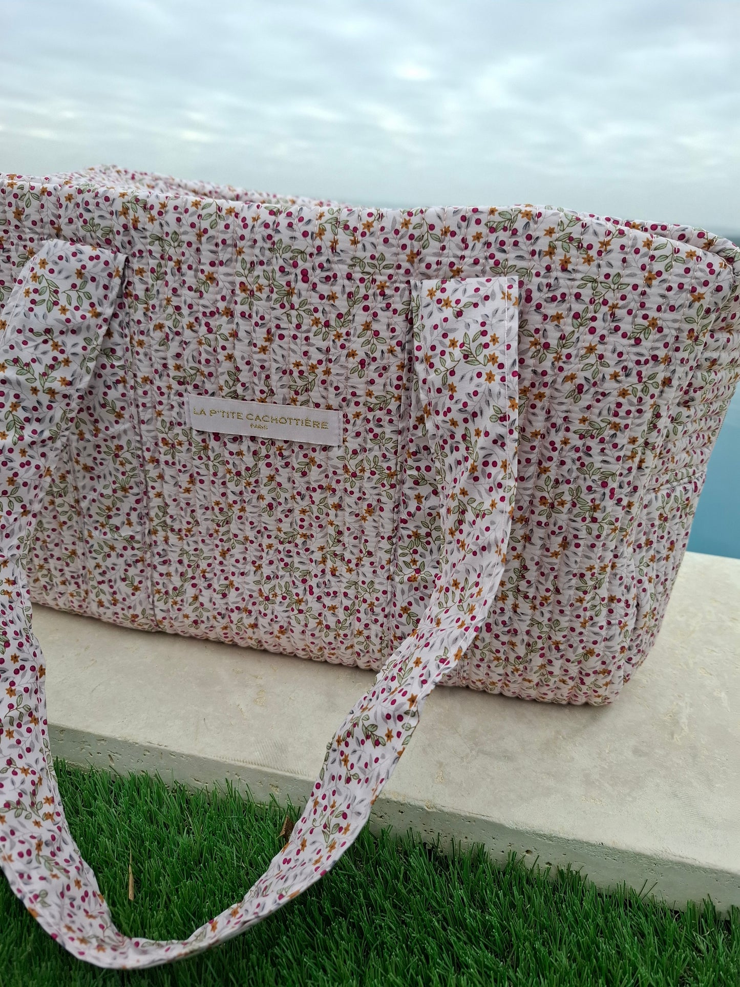 Sac week-end polochon en coton matelassé rose pâle liberty motifs cerises
