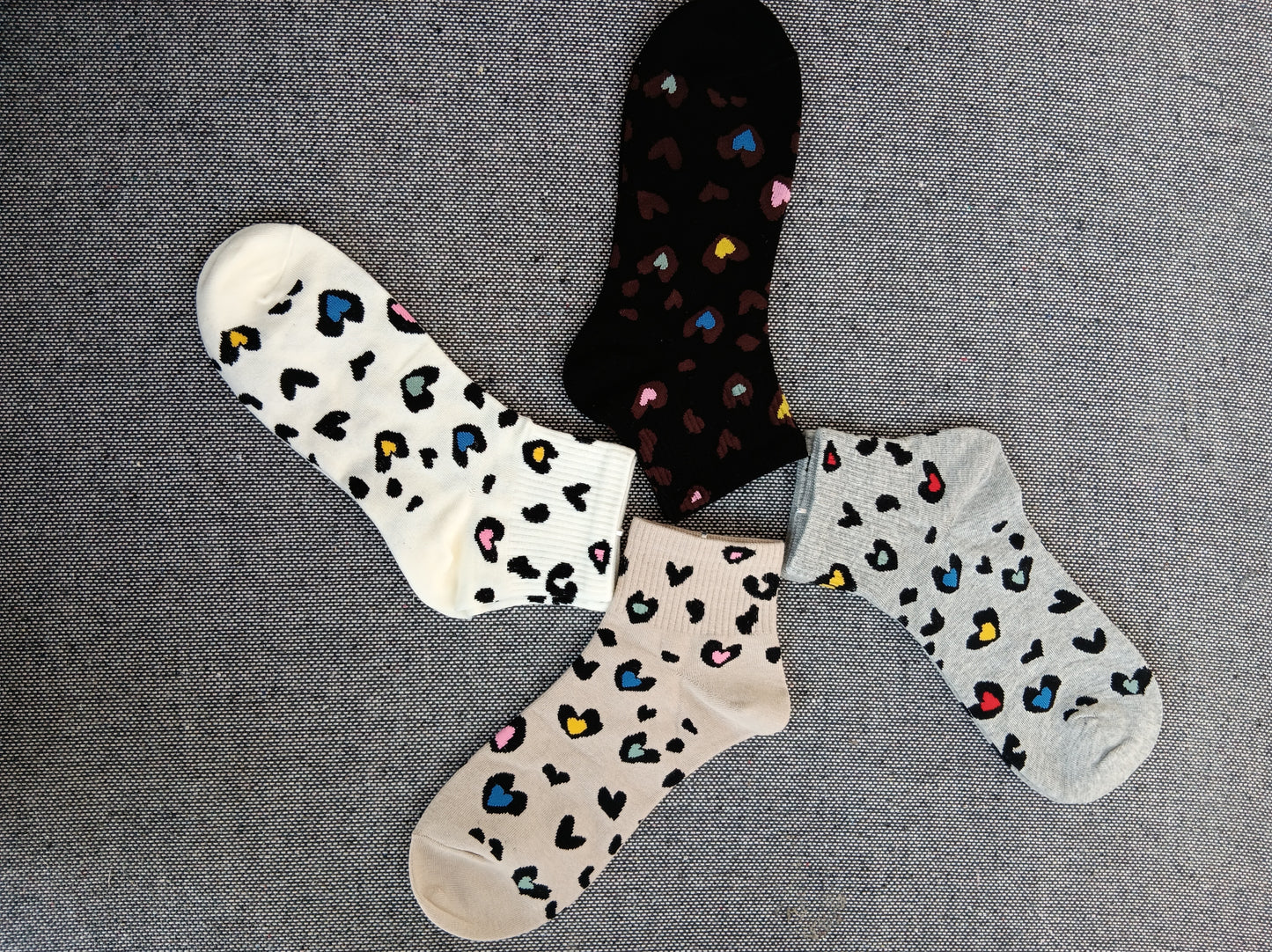 Paire de chaussettes beige en coton à motifs coeurs colorés