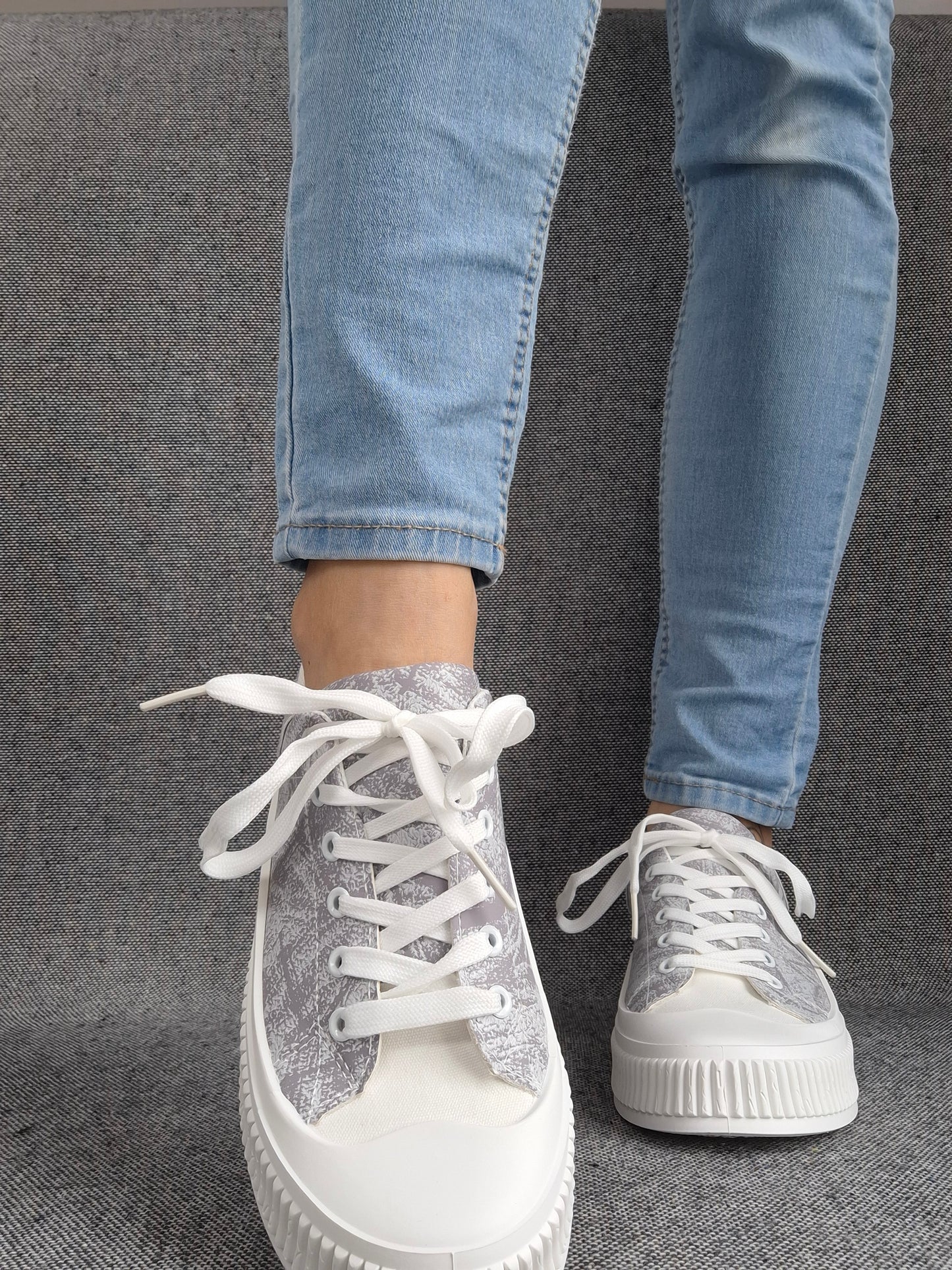 Chaussures baskets basses en tissu gris violet strié blanc