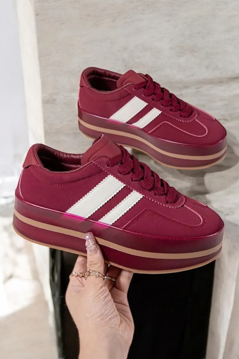 Chaussures baskets basses compensées rouge bordeaux avec bandes blanches style sneakers campus