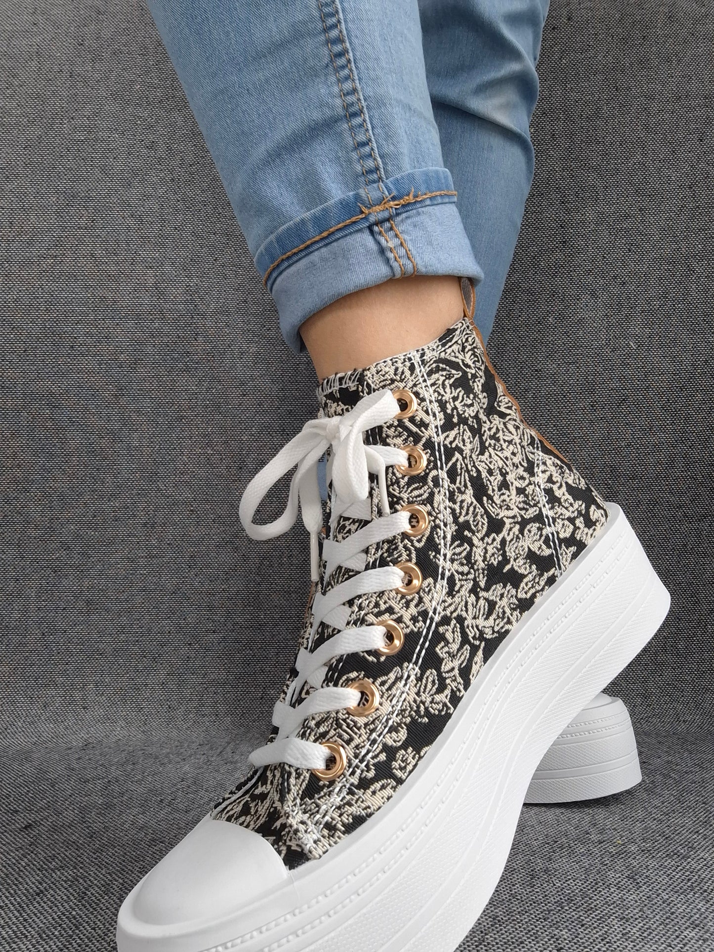 Chaussures baskets hautes en tissu toile noir toile de jouy beige semelles compensées