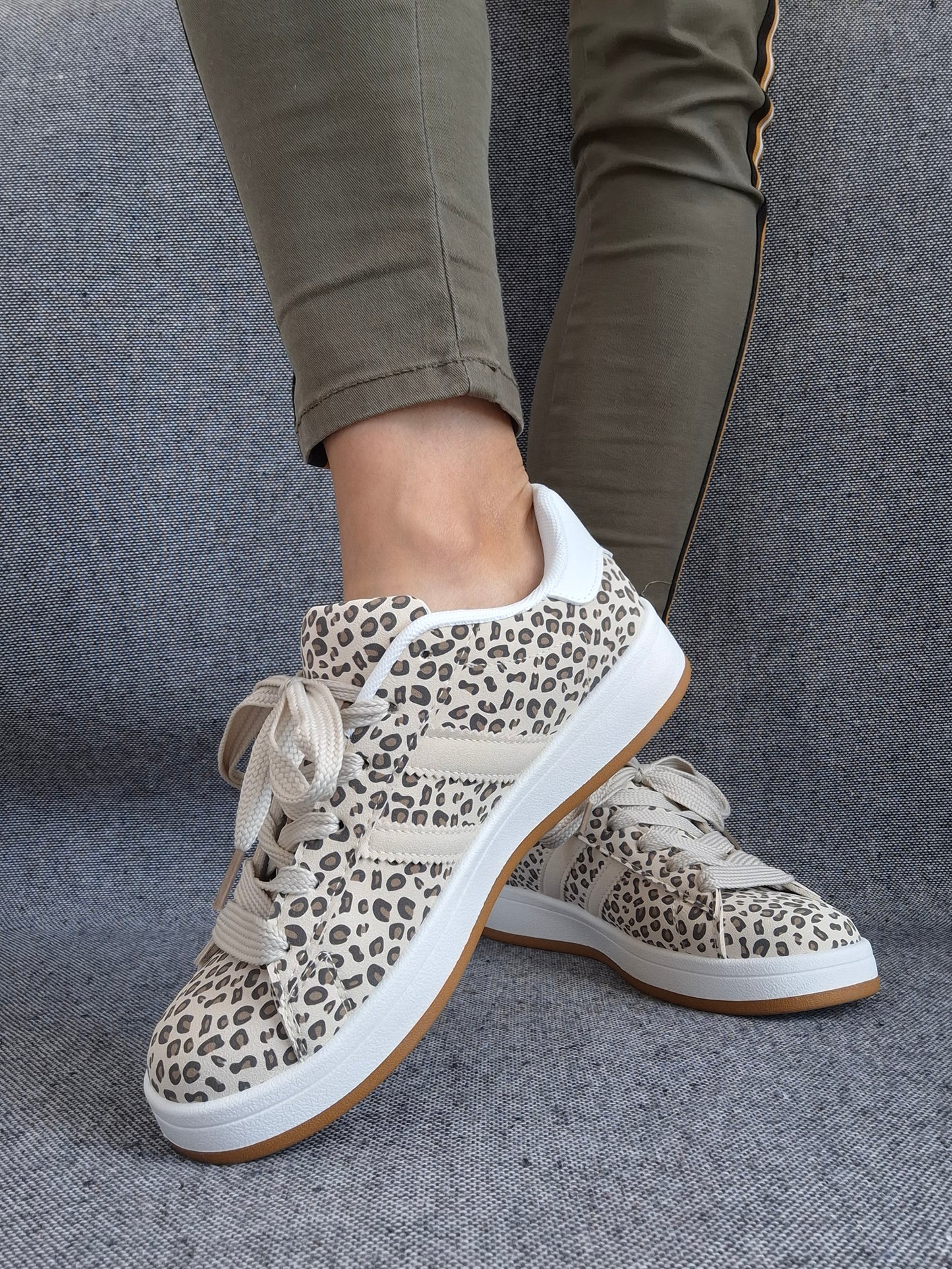 Chaussures baskets basses motif léopard basse en tissu beige style campus