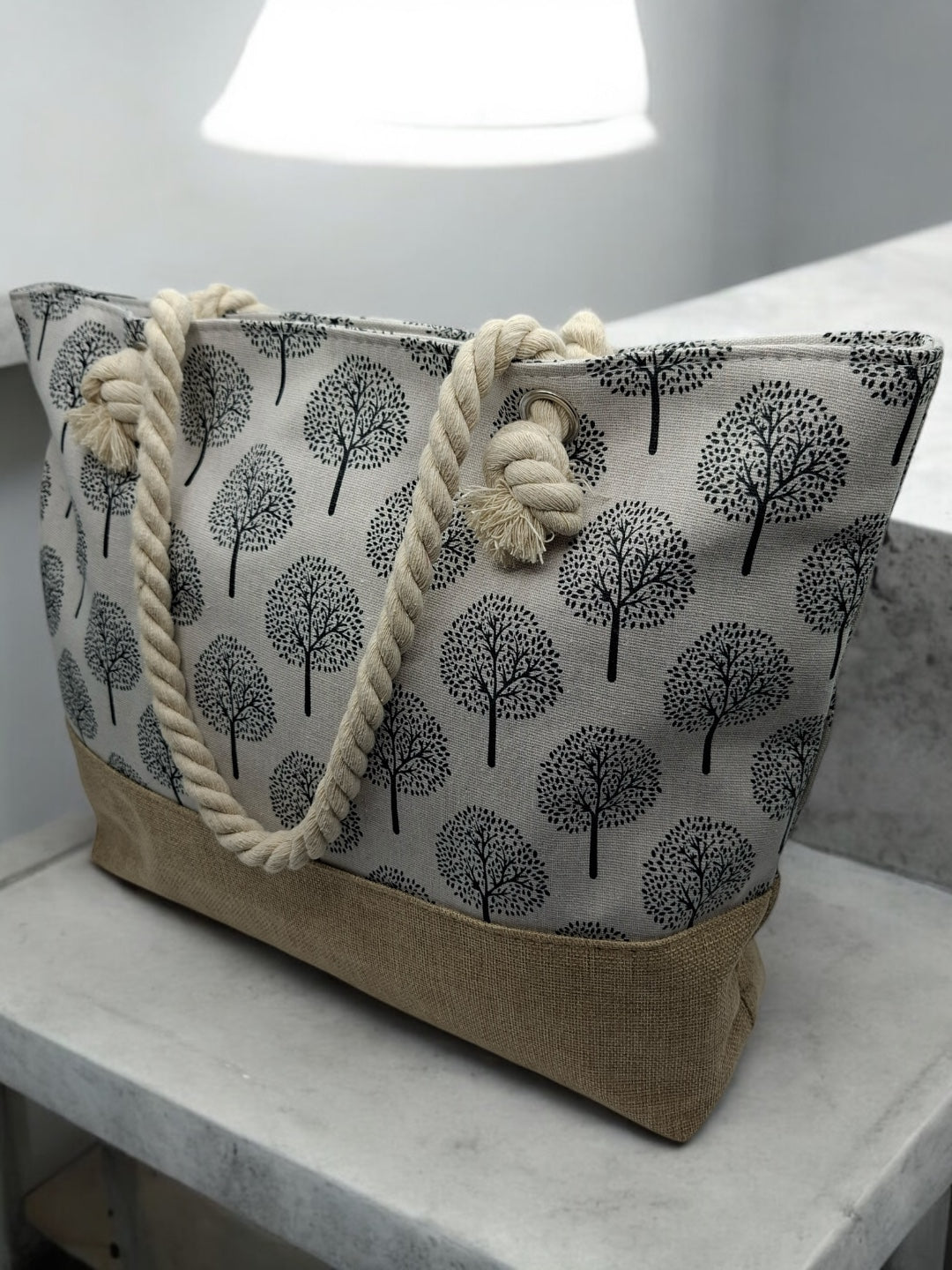 Sac à main de plage porté à l’épaule blanc motifs arbres