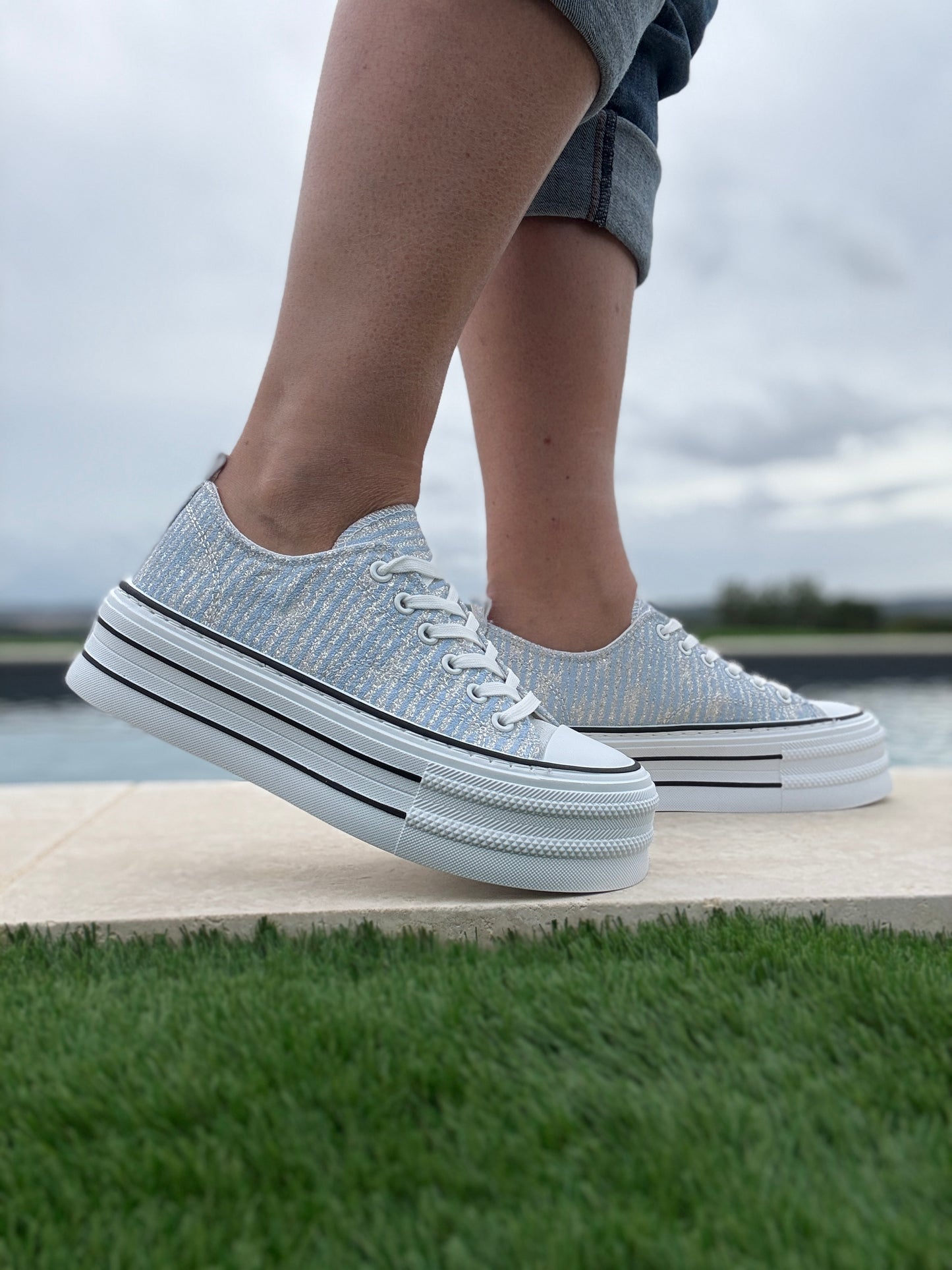 Chaussures baskets à rayures brillantes bleu semelle compensée style converse