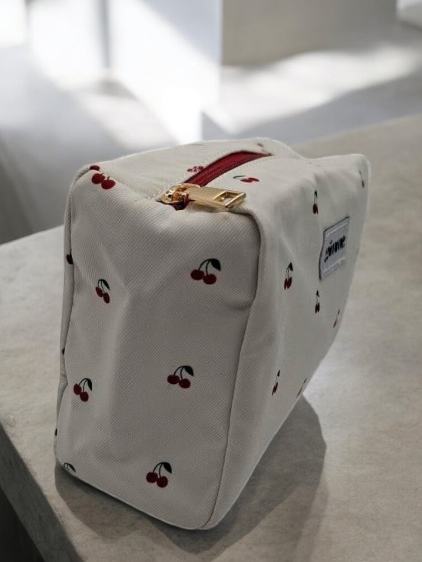 Trousse en tissu imperméable blanc motifs cerises