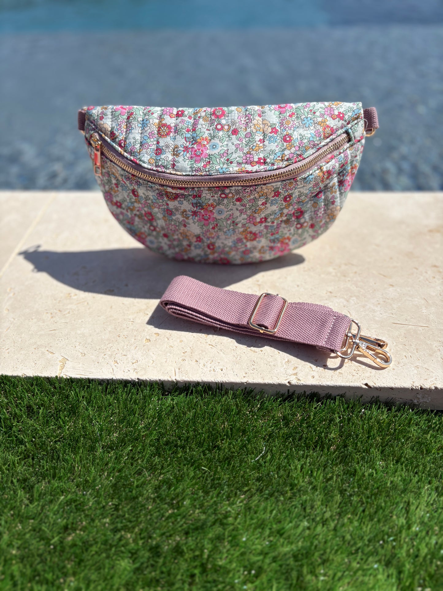 Sac banane en coton matelassé liberty motif fleuris rose pâle