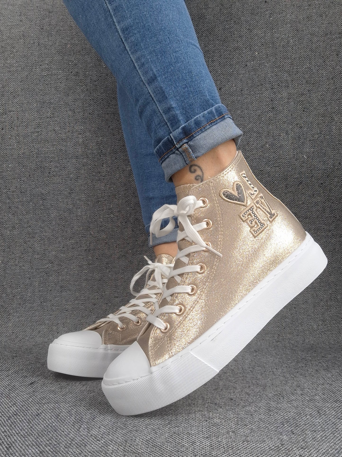 Chaussures baskets hautes tissu doré inscription "LOVE" style converse