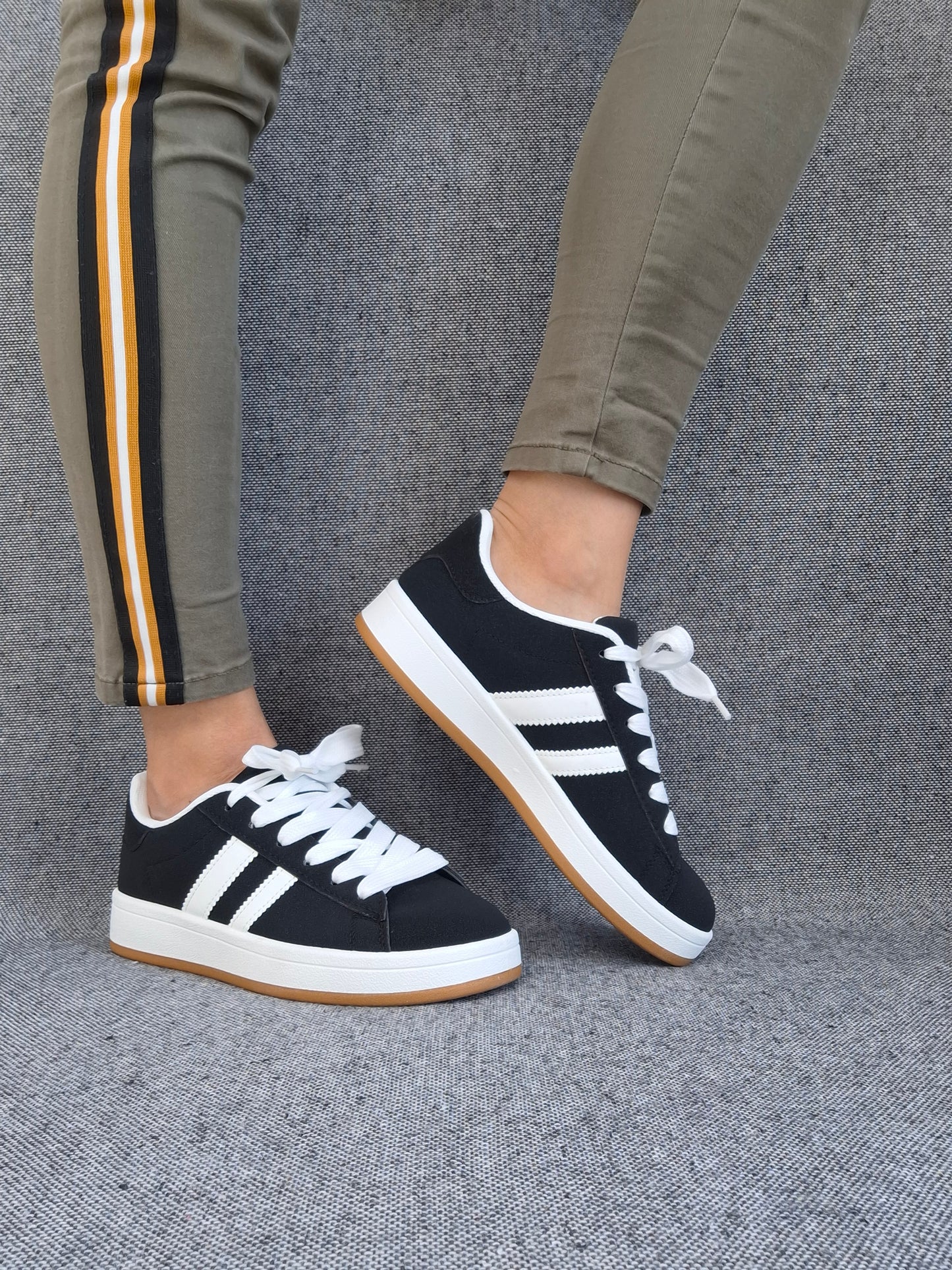 Chaussures baskets basses noires à rayures blanches style sneakers campus