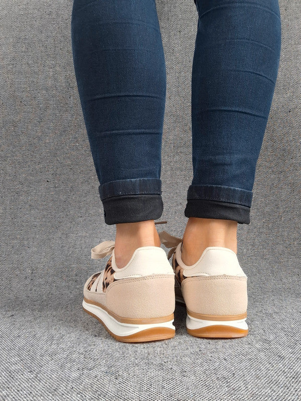 Chaussures baskets basses taupe léopard avec bandes blanches style sneakers