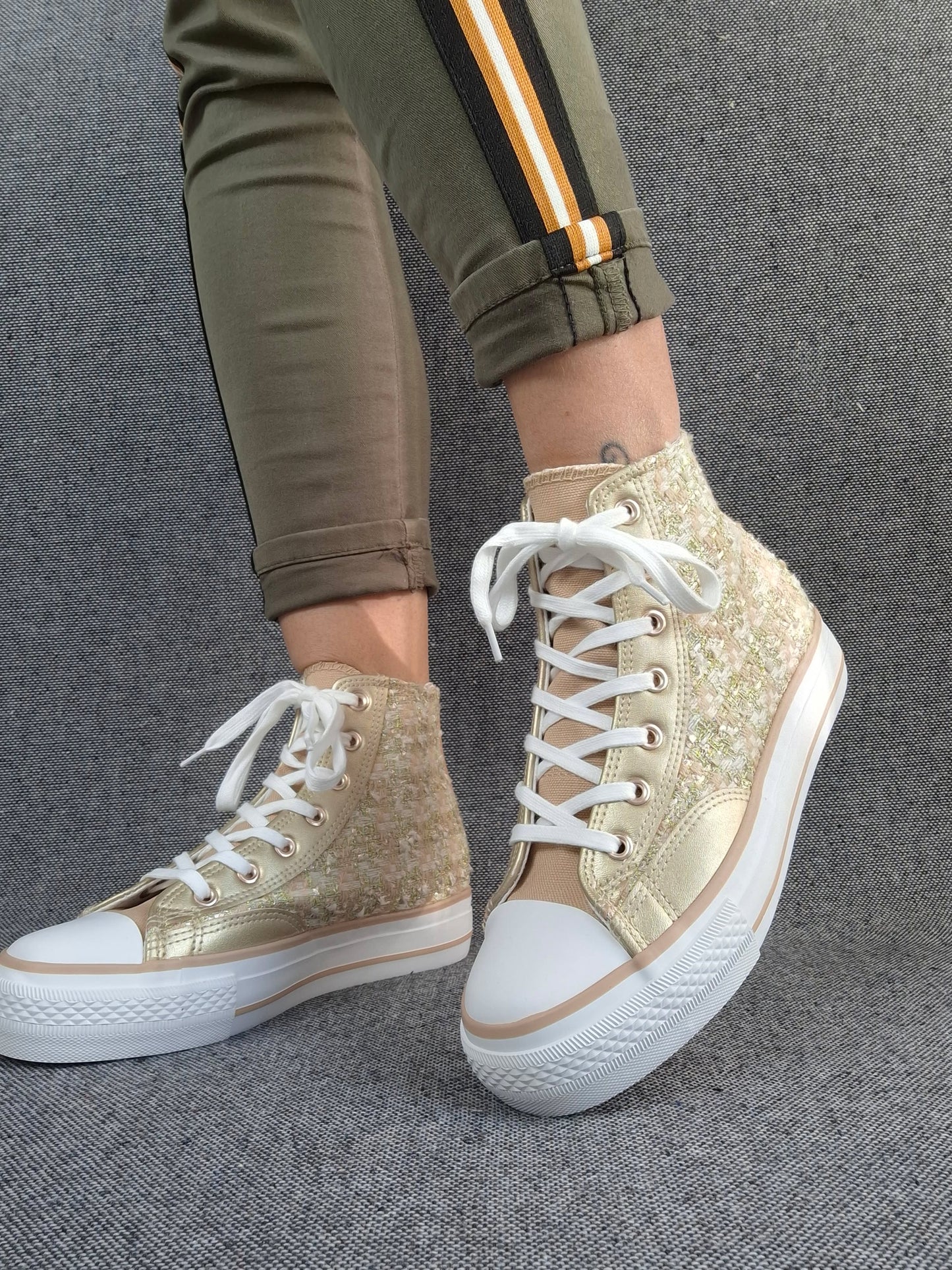 Chaussures baskets hautes en tweed doré style converse