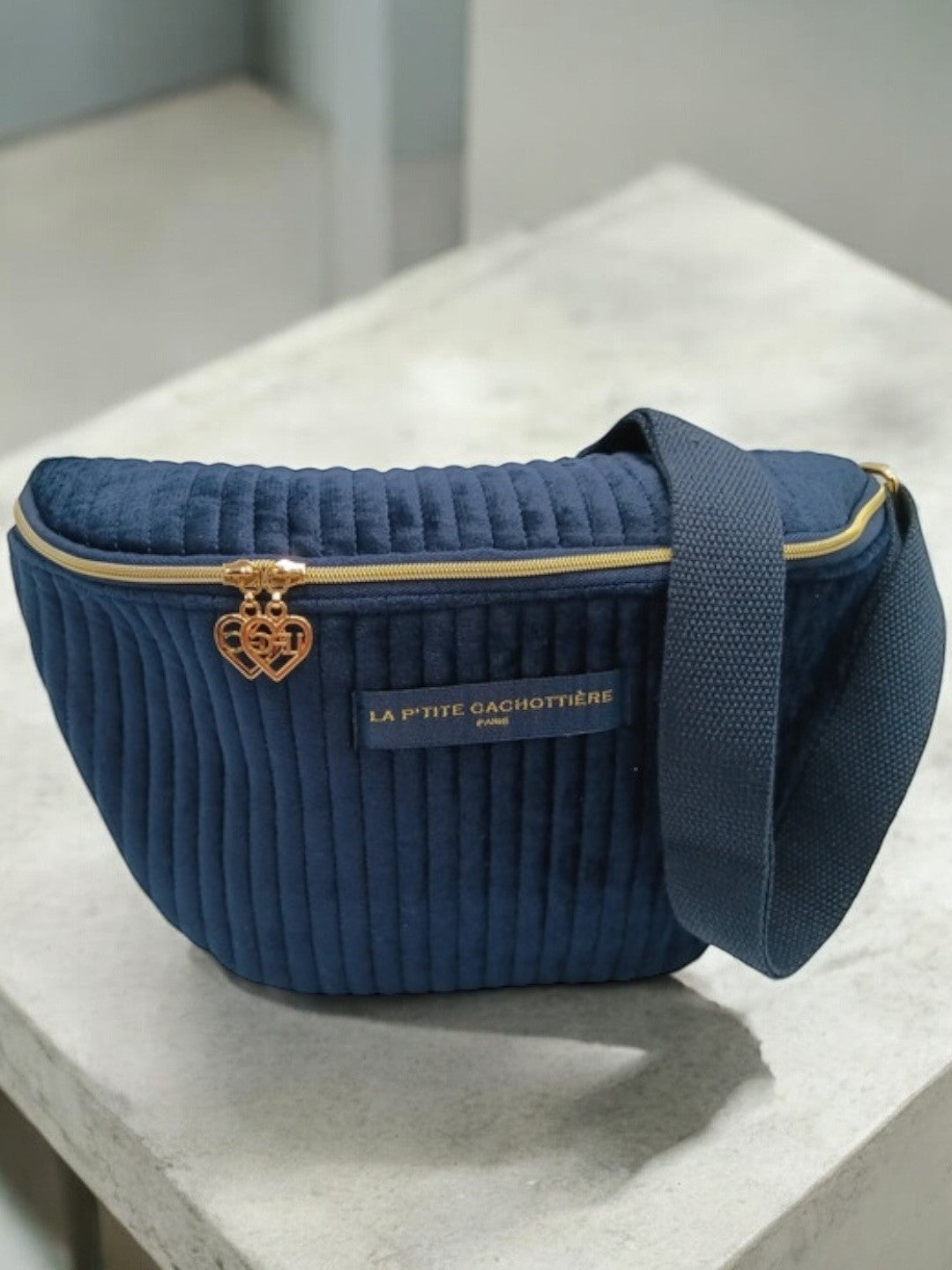 Sac banane en velours côtelé bleu marine “La P’tite cachottière”
