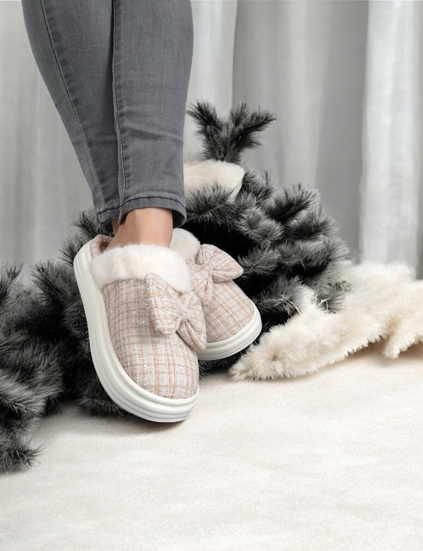 Chaussons fourrés beige et blanc en tissu à carreaux avec noeud