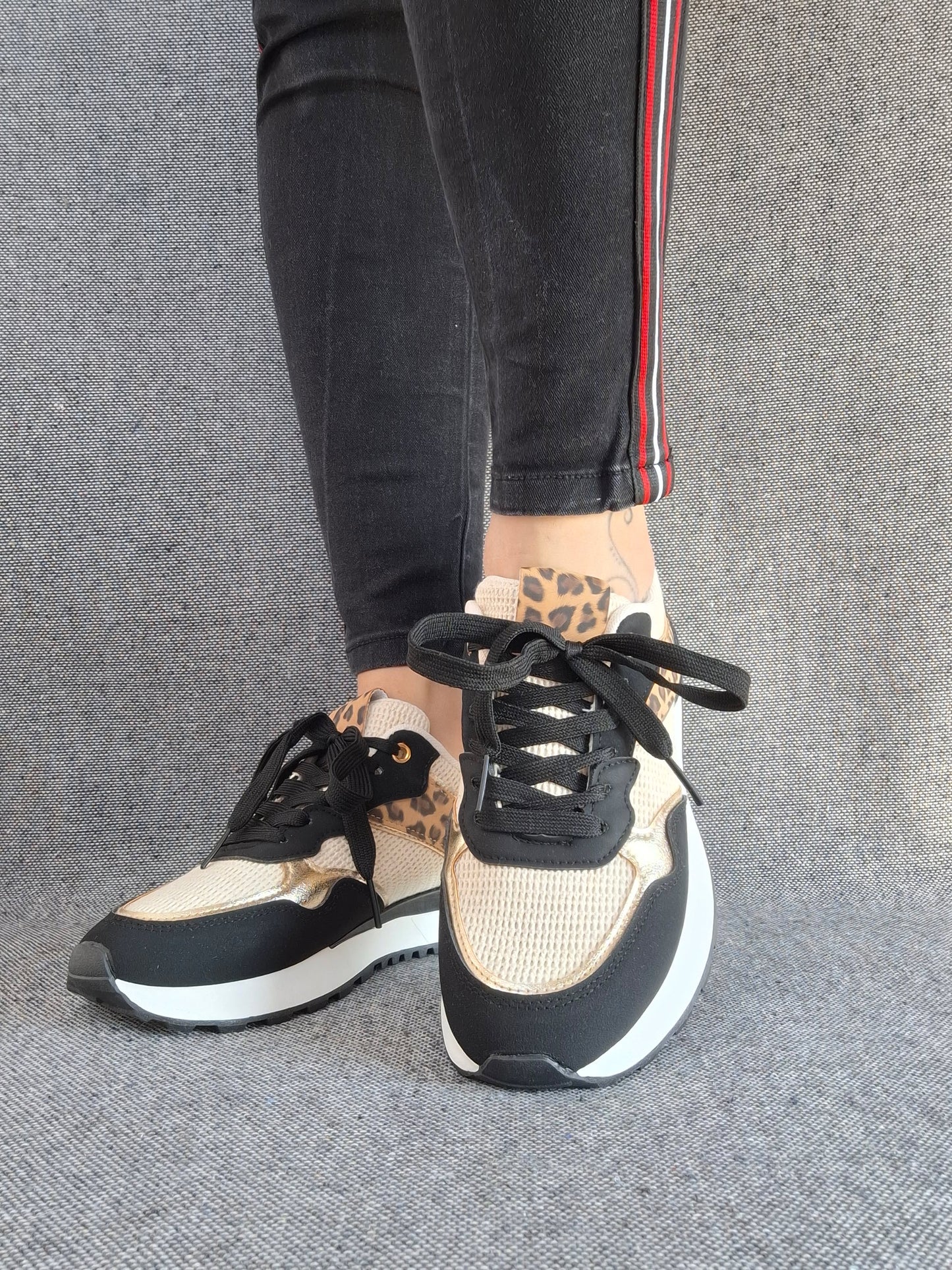Chaussures baskets en tissu beige et noir avec un motif léopard style sneakers