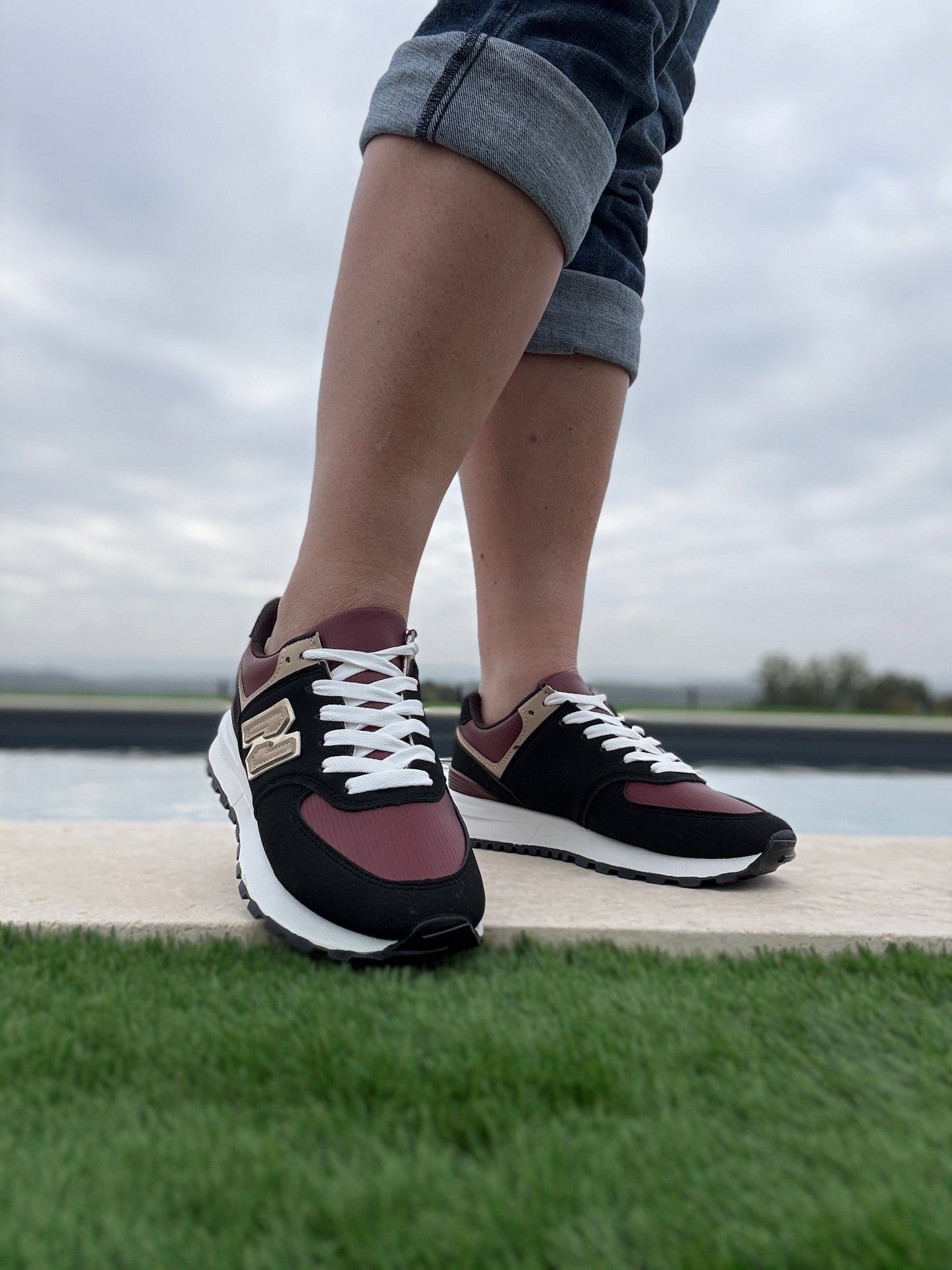 Chaussures baskets noire et rouge bordeaux avec logo stylisé style sneakers