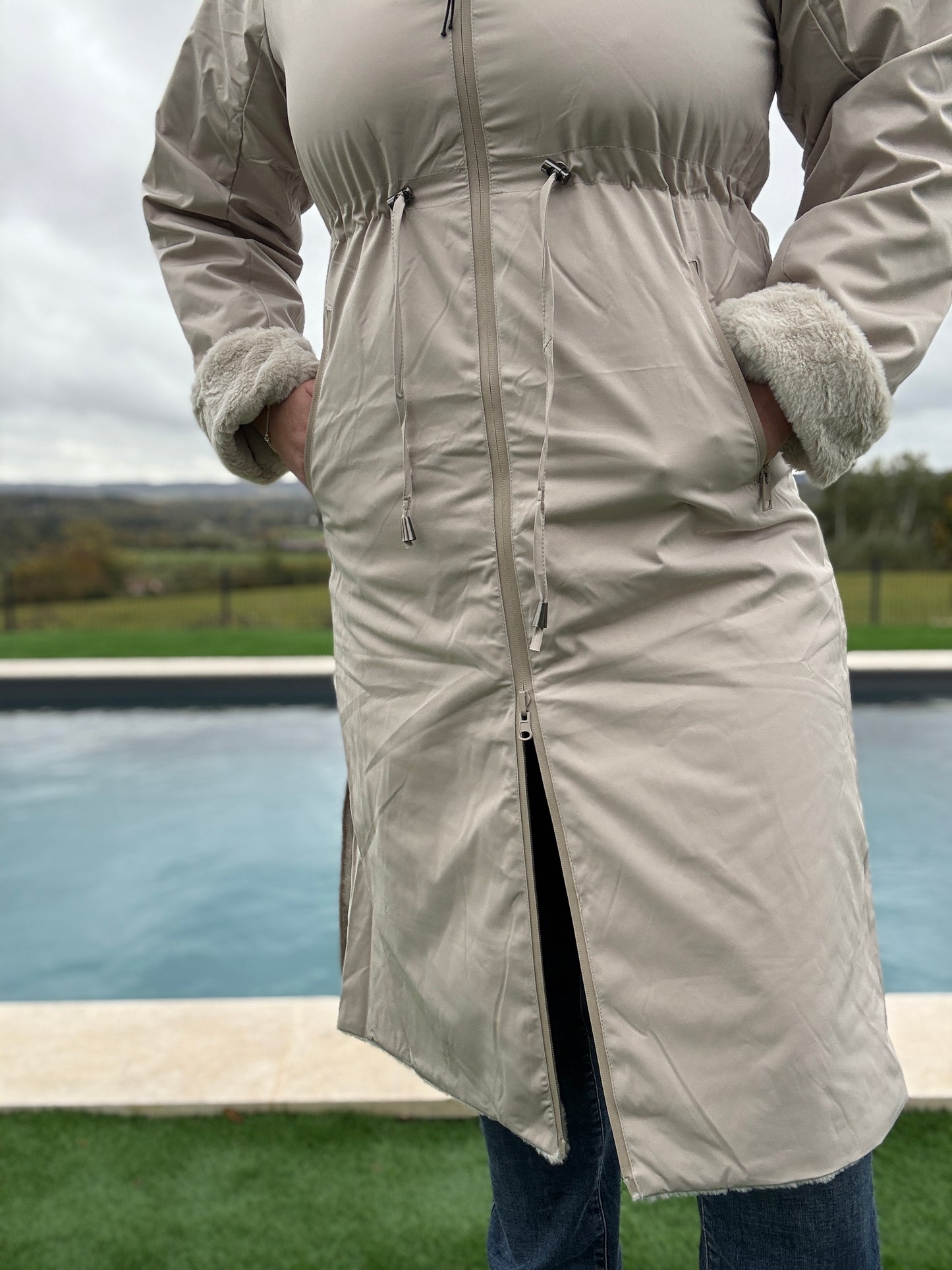 Melya Melody - Manteau long réversible blanc crème fausse fourrure avec capuche et cordons de serrage à la taille