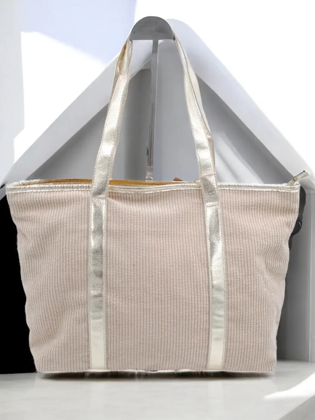 Sac à main style cabas porté main en tissu velours cotelé beige avec anses et bandes dorées