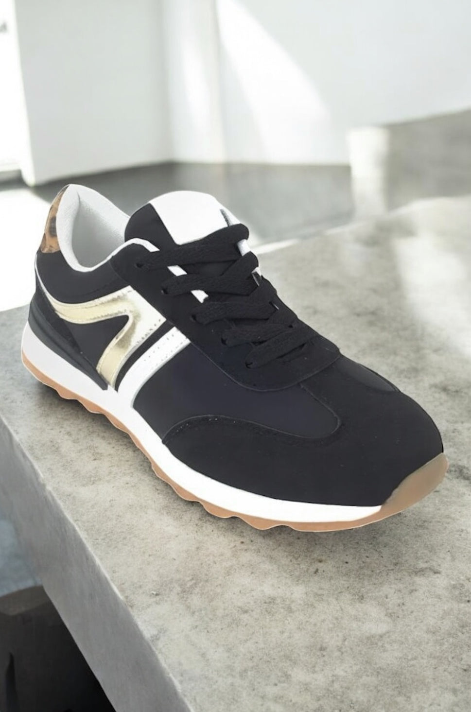 Chaussures baskets basses noir doré style sneakers new balance